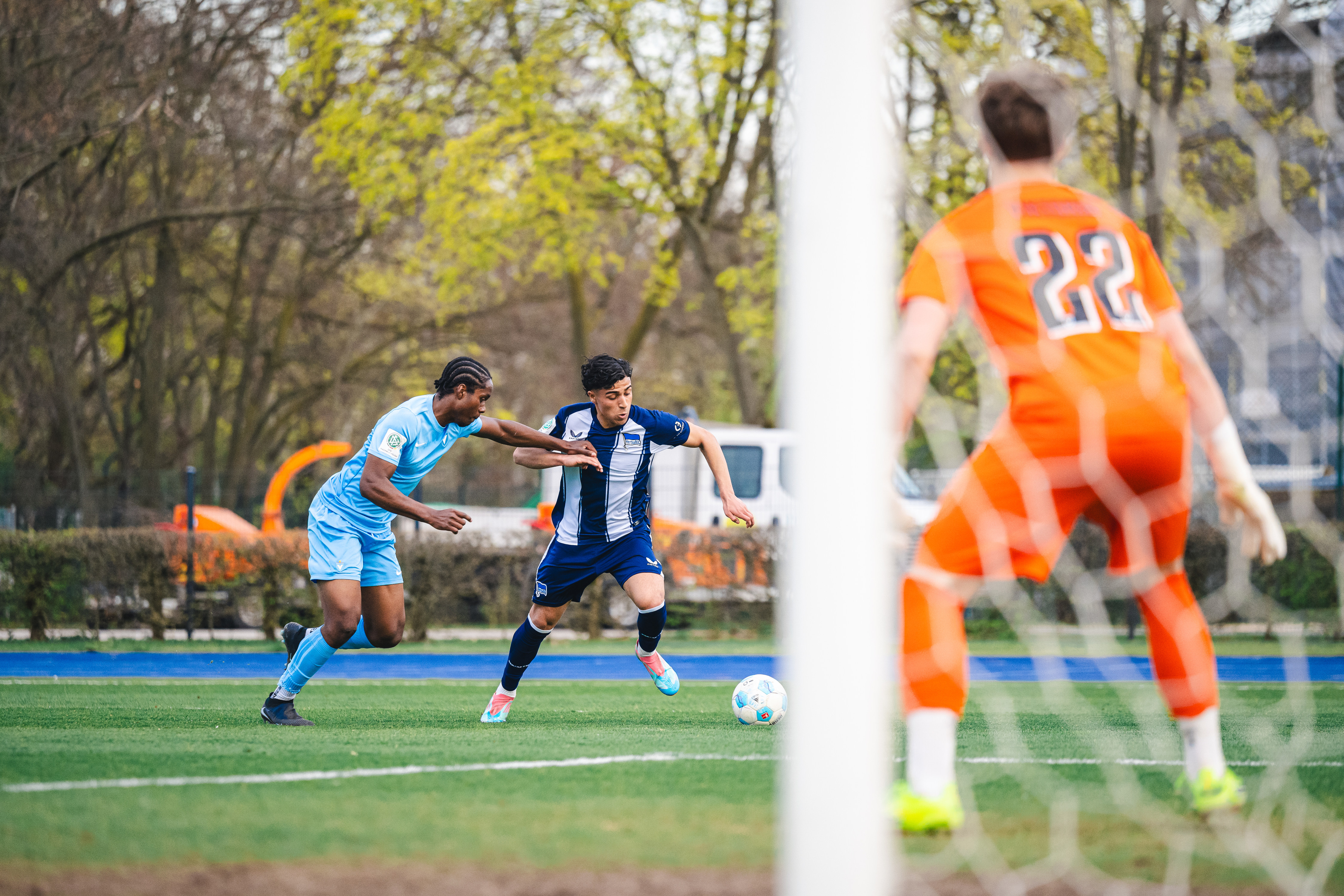 Offensivaktion im U17-Pokalhalbfinale gegen Viktoria.