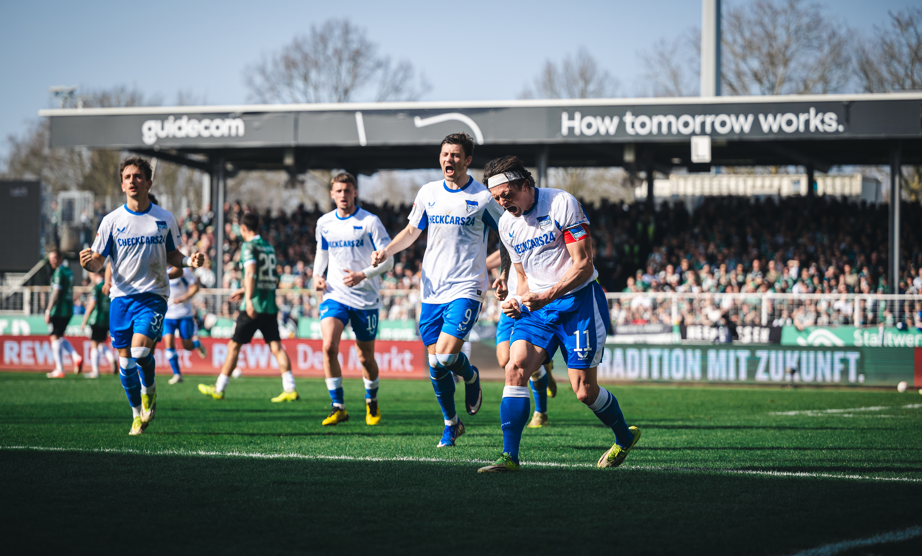 Fabian Reese bejubelt einen Treffer.