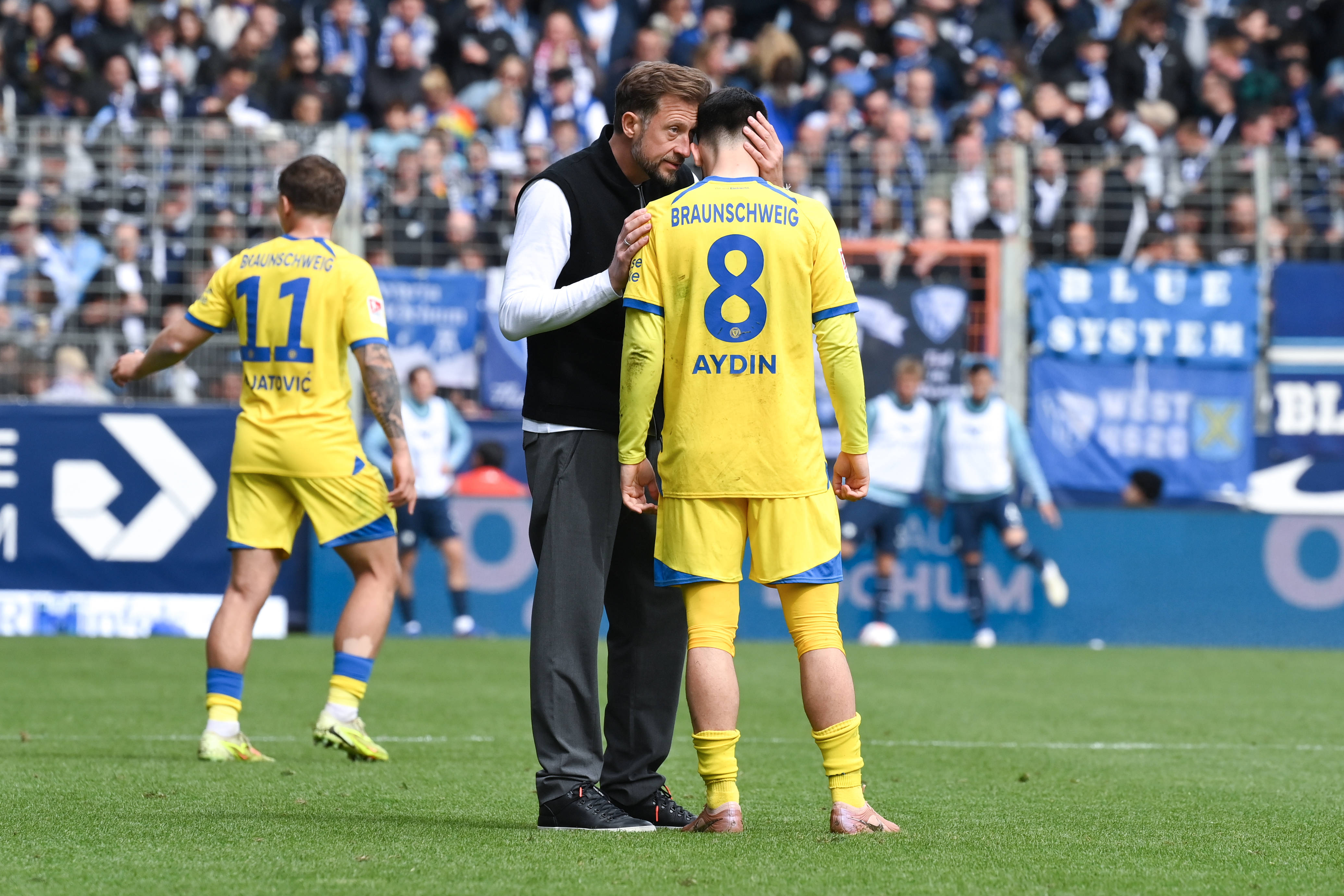 Lars Kornetka tröstet Mehmet Aydin.