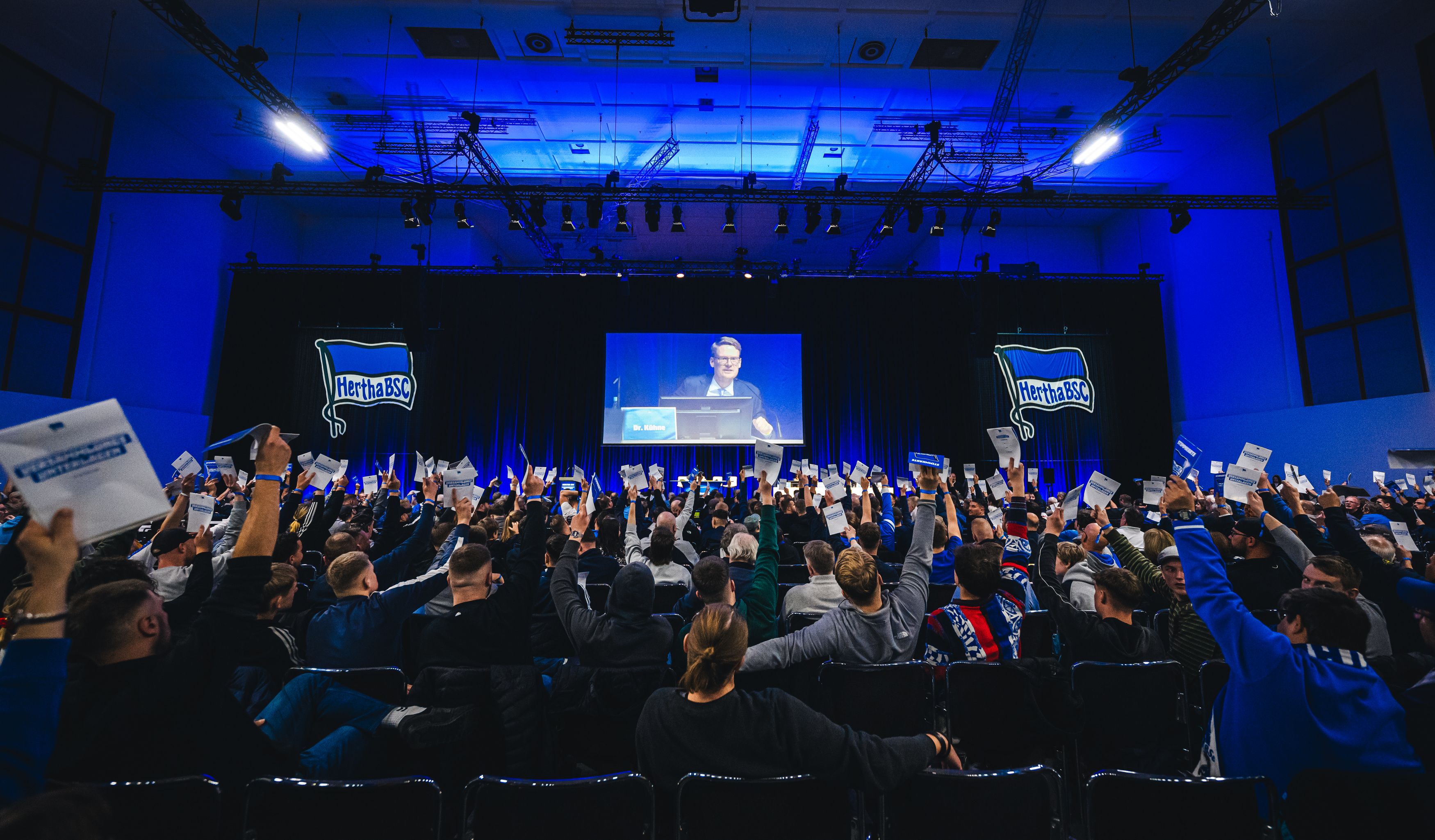 Dr. Roland Kühne ist bei einer Abstimmung auf dem Screen zu sehen.