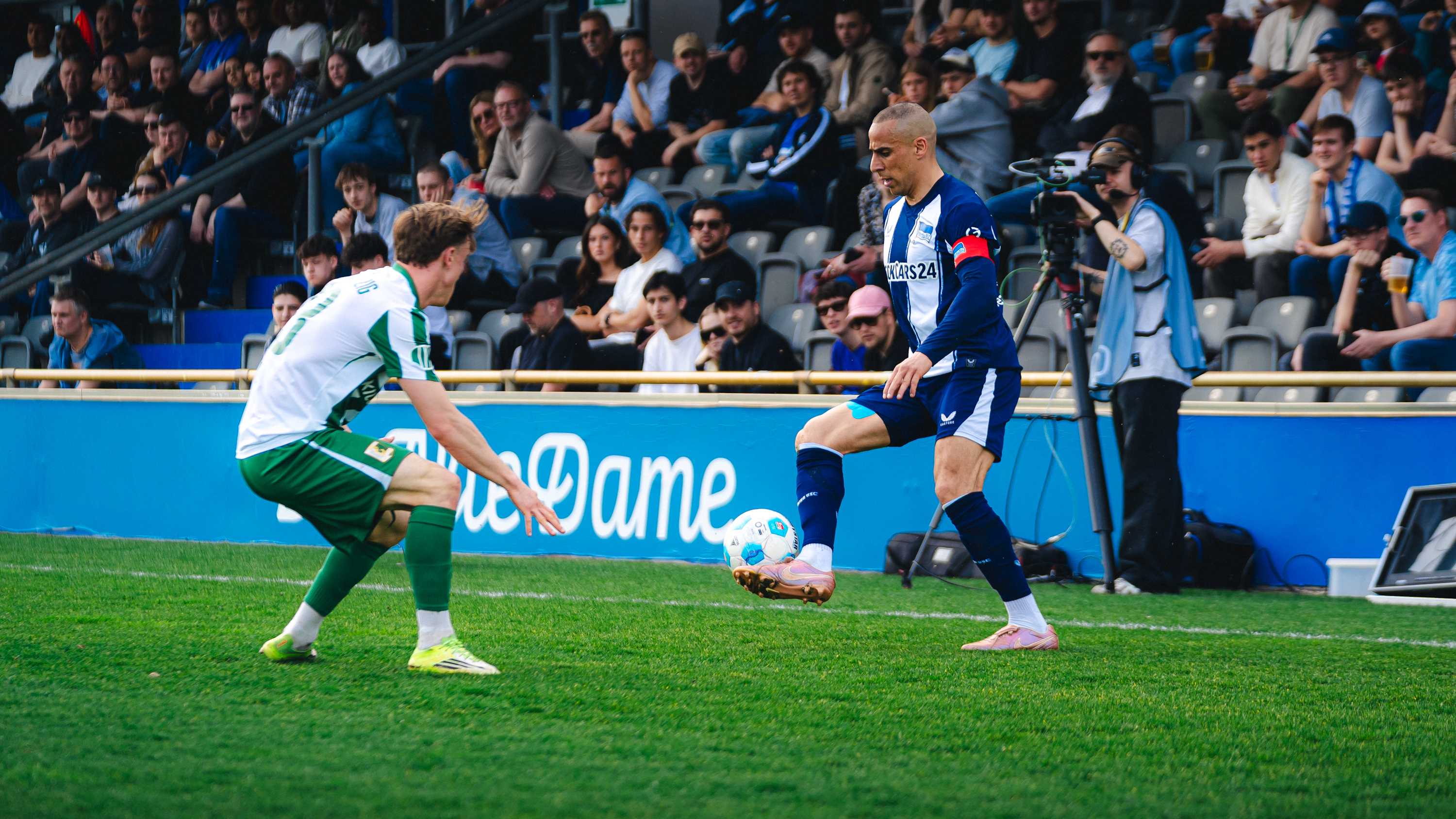 Änis Ben-Hatira im Zweikampf.