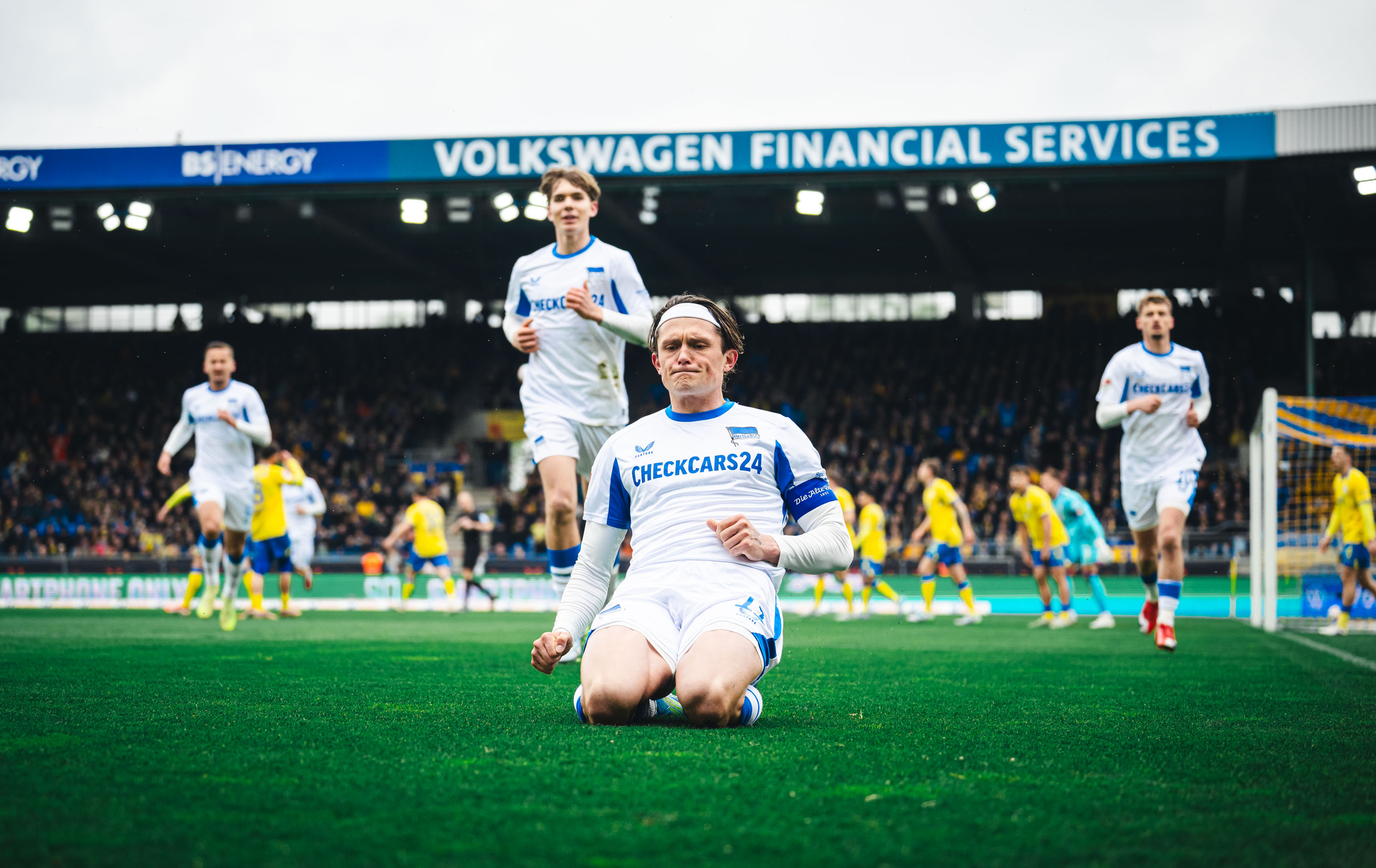 Fabian Reese jubelt nach seinem Tor auf den Knien.