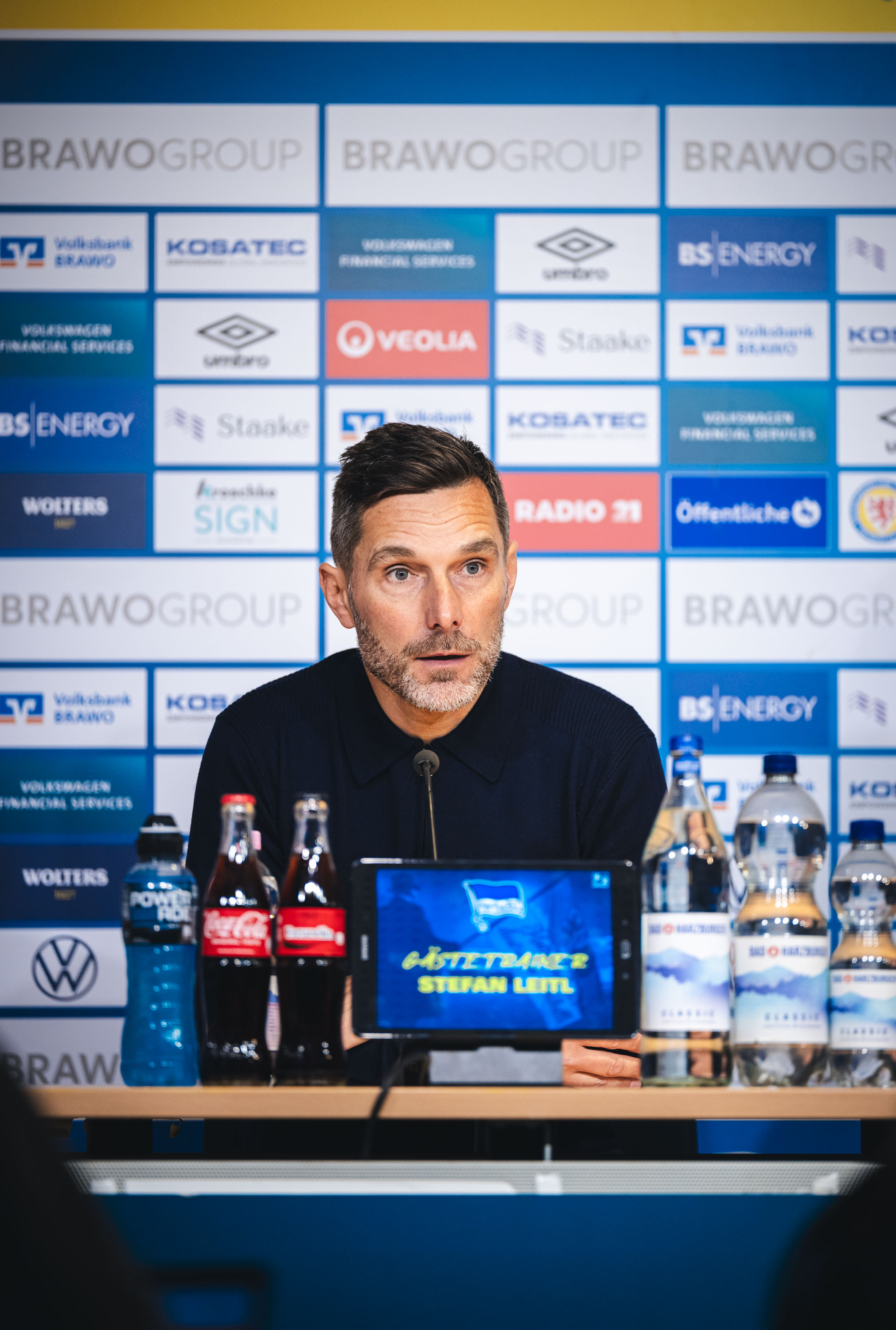 Stefan Leitl sitzt auf dem Podium.