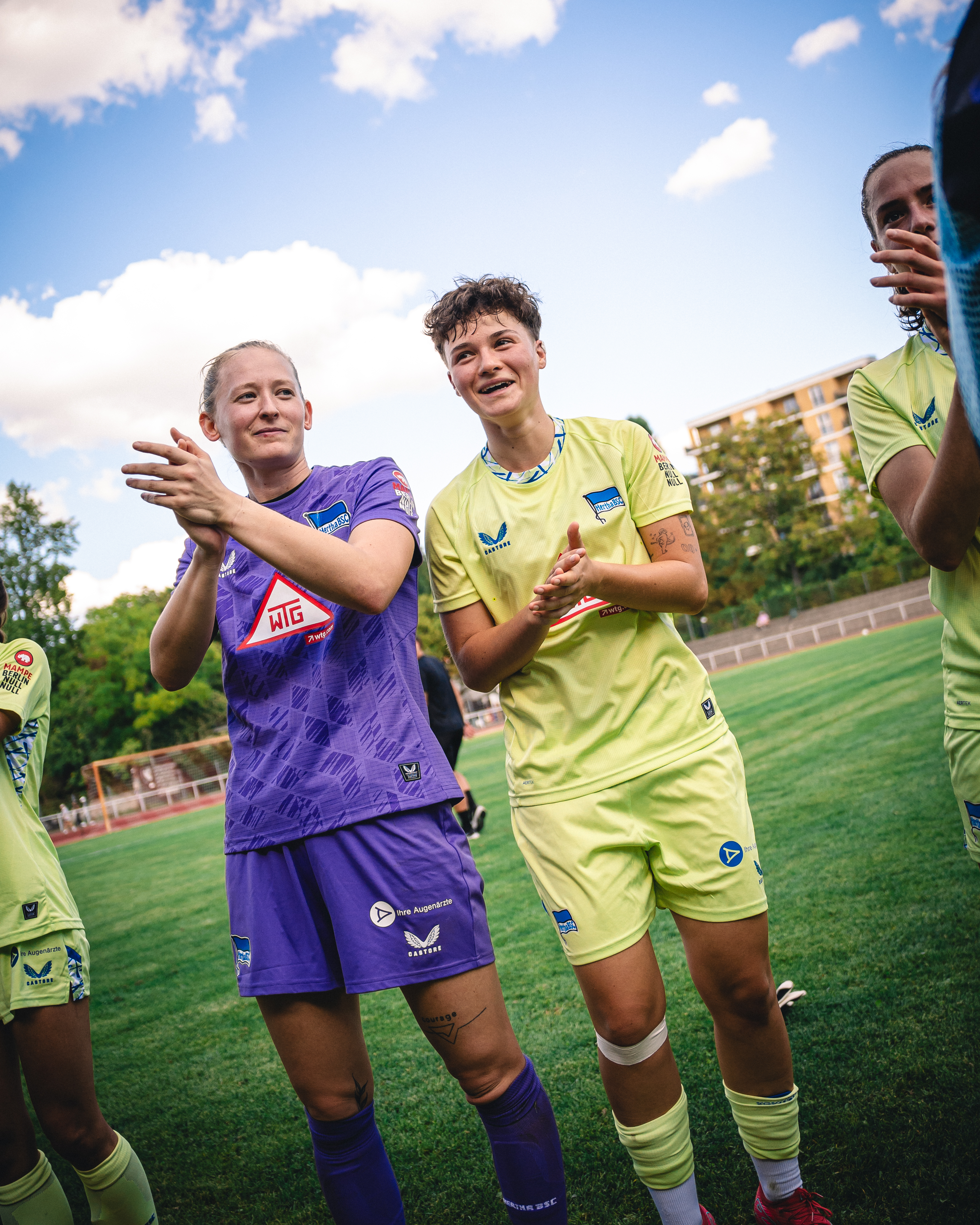 Buchholz und Böttcher klatschen nach dem Sieg.