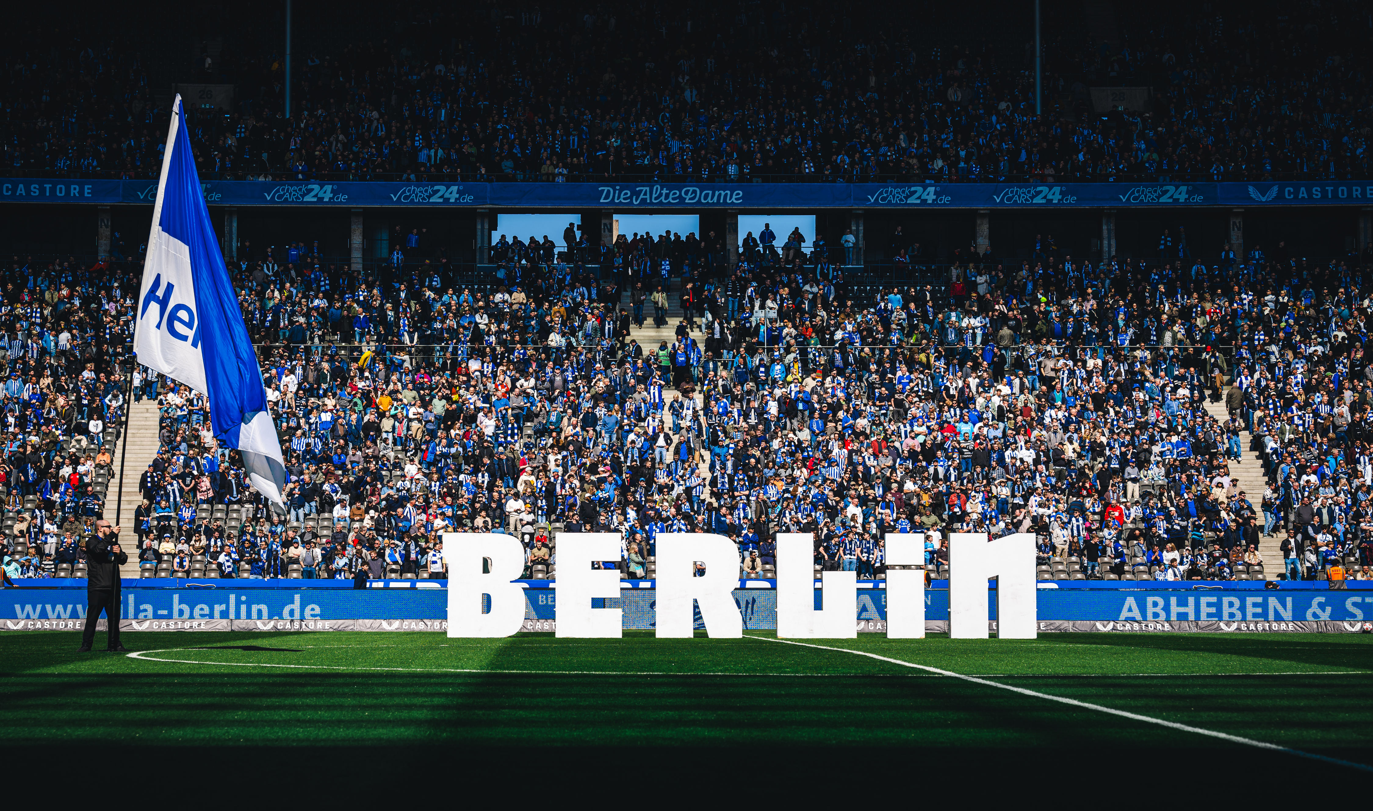 Berlin-Schriftzug vor der Gegengerade.