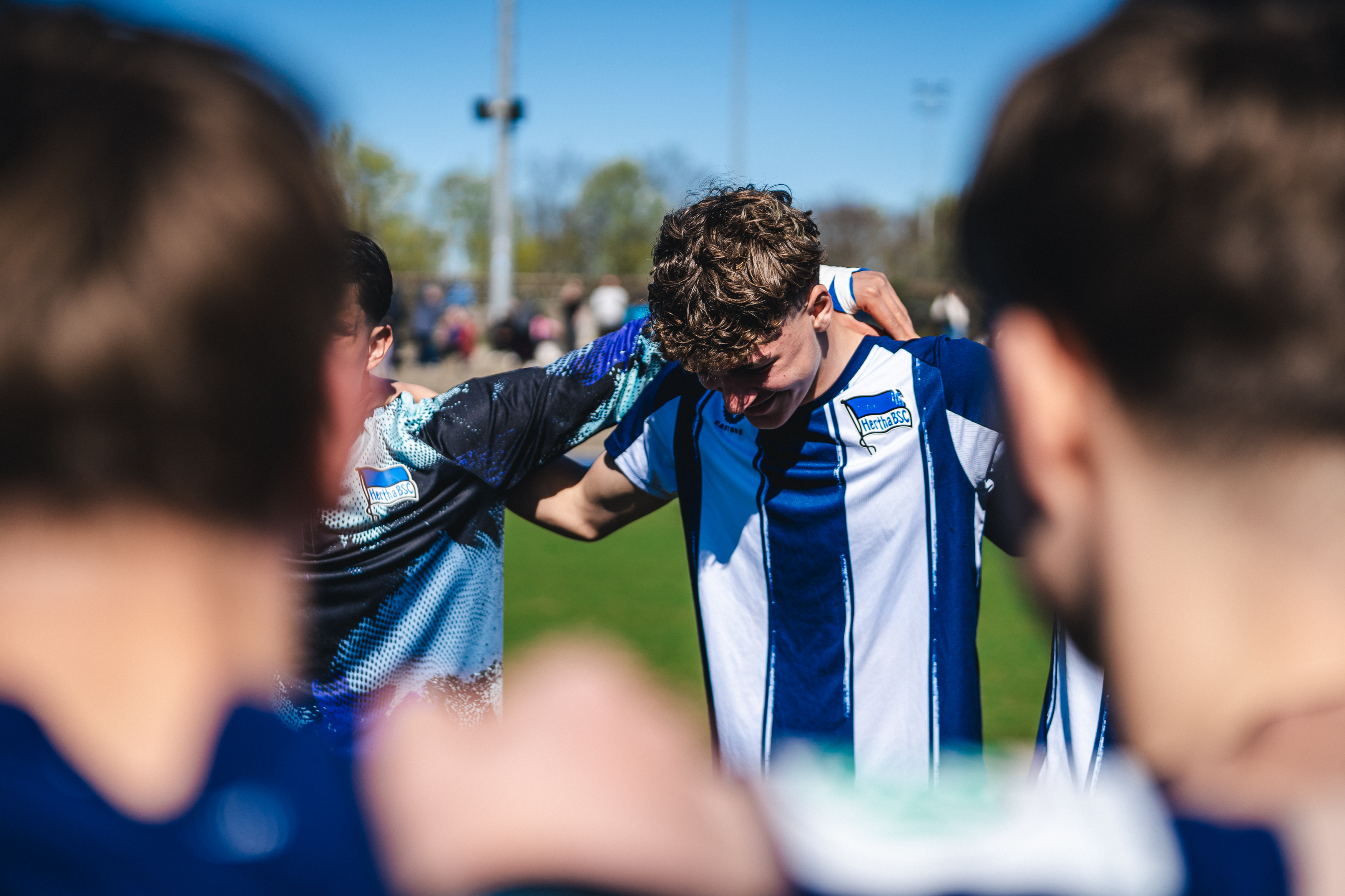 U17-Mannschaftskreis beim Duell mit Schalke.