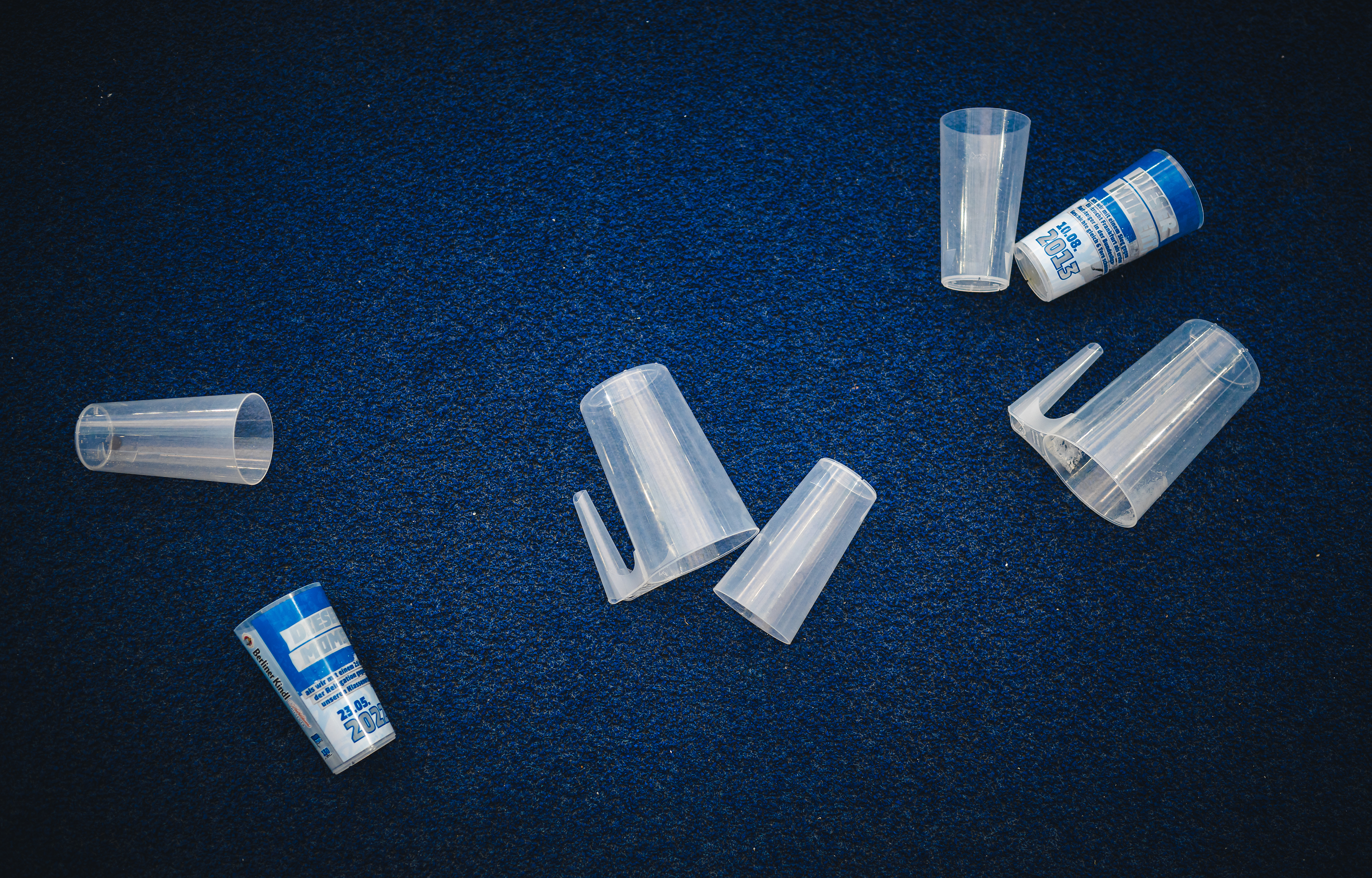 Becher auf der Tartanbahn im Berliner Olympiastadion.