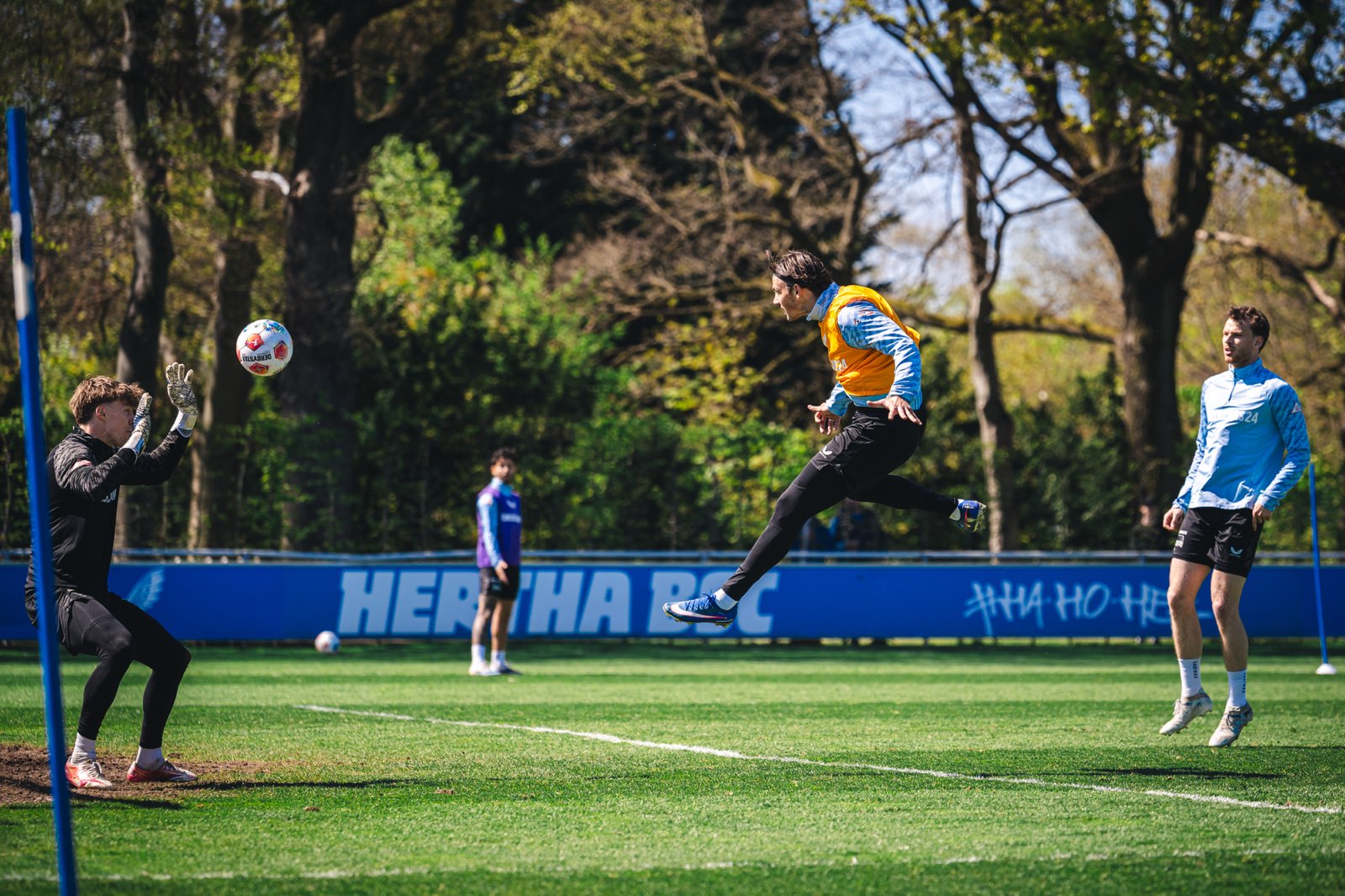 Dawid Kownacki springt bei einem Kopfball.