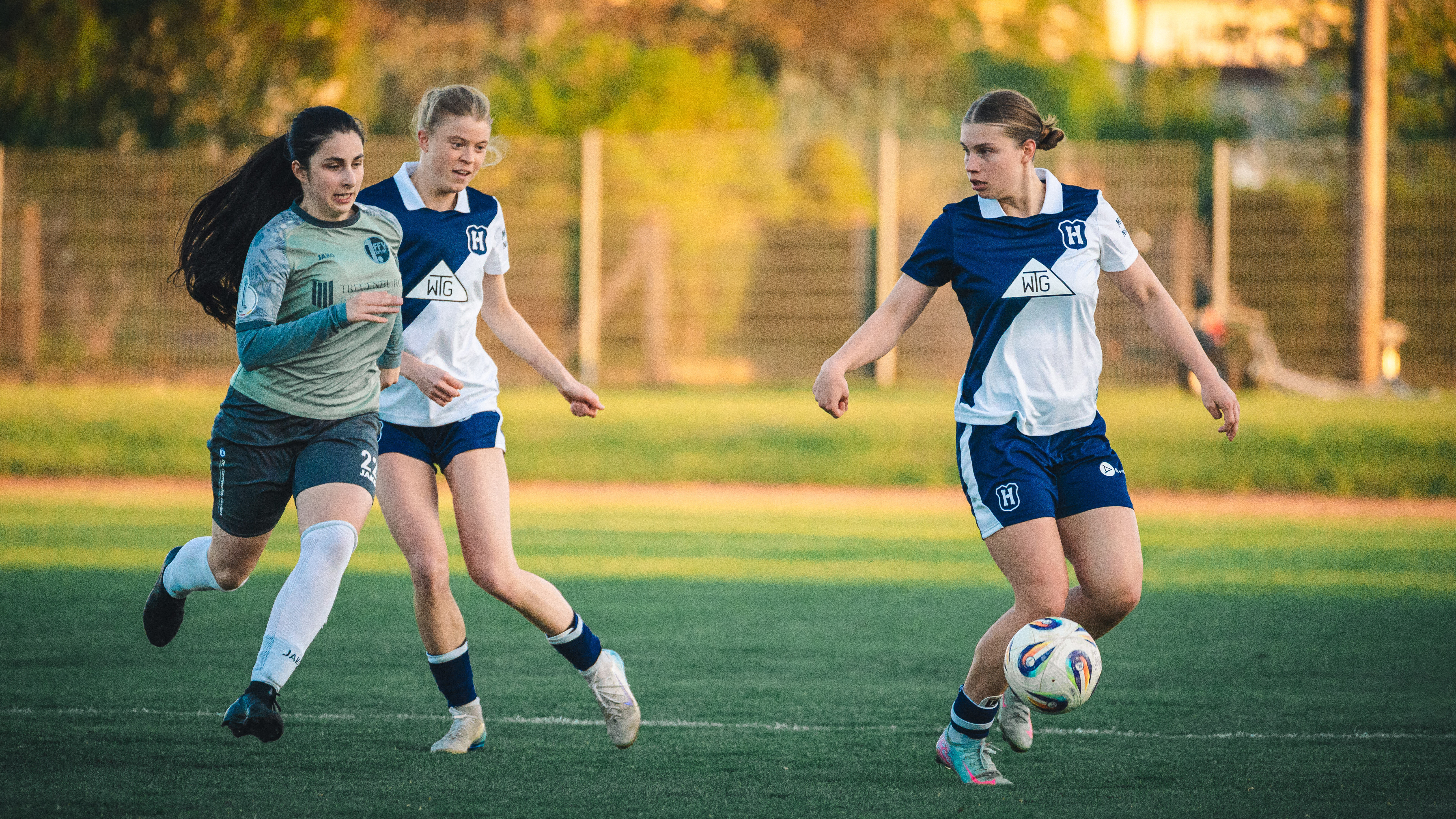 Aurelia Haesler und Ronja Borchmeyer im H-Trikot.