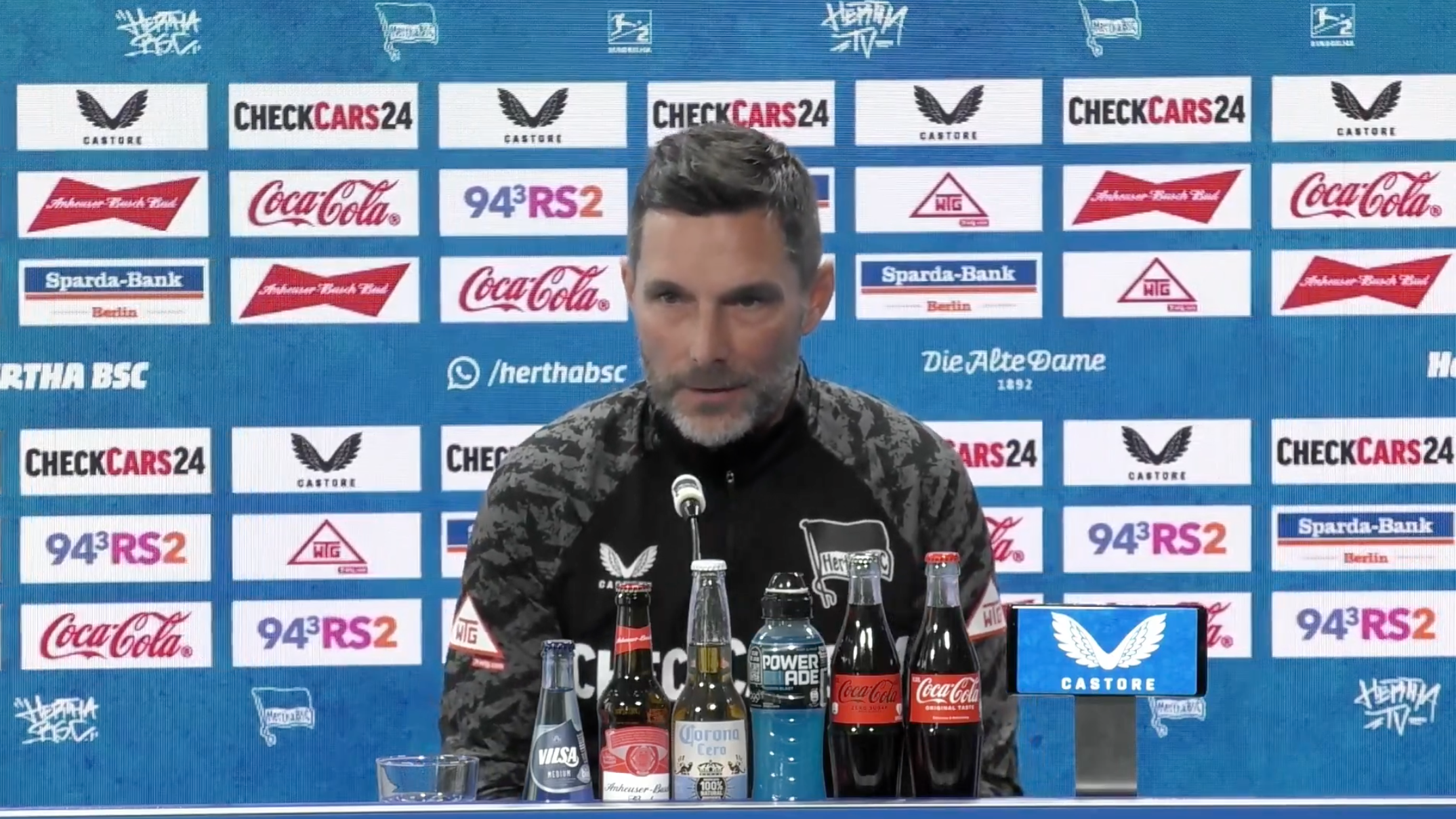 Stefan Leitl in der Pressekonferenz vor Kiel.