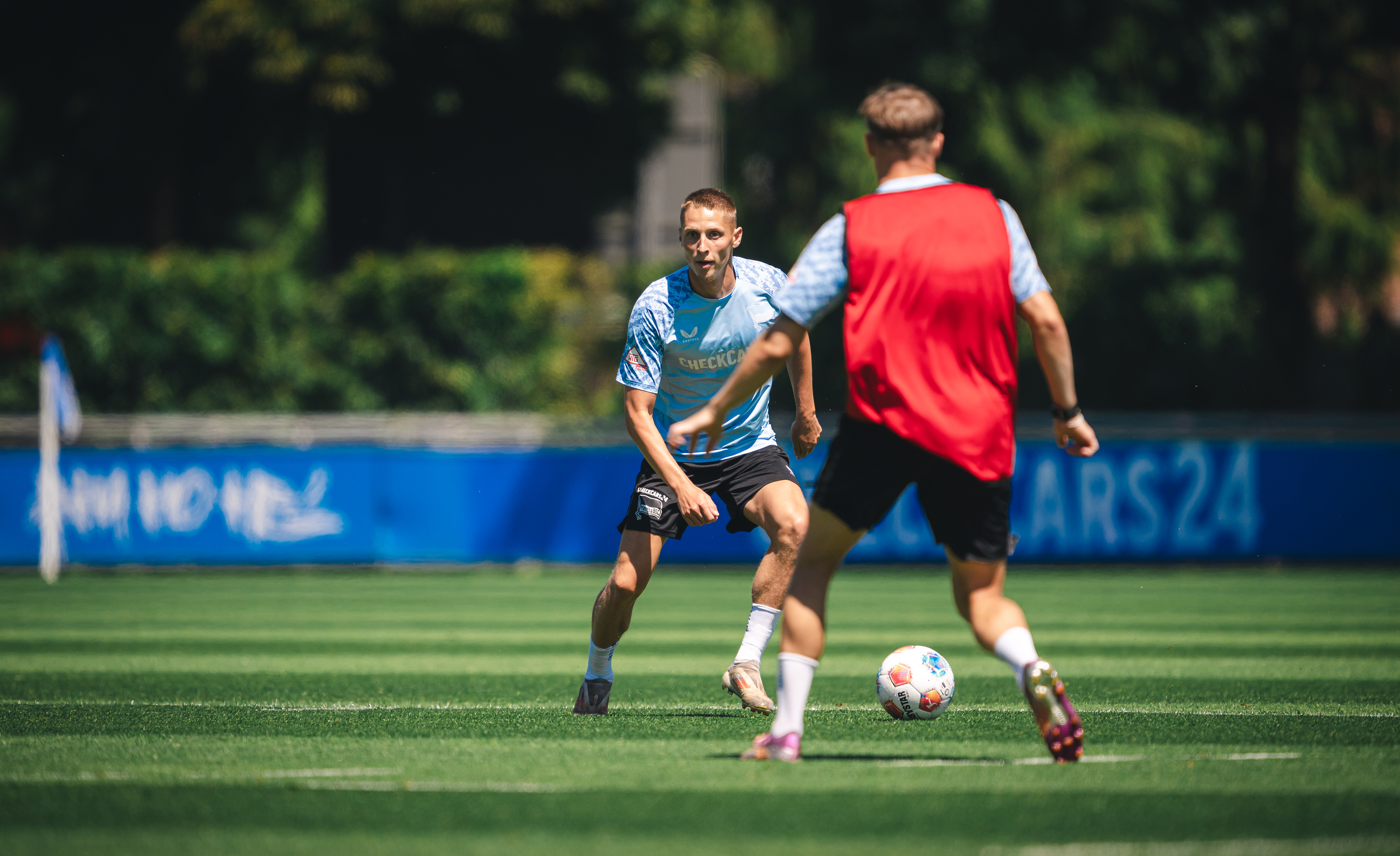 Palkó Dárdai beim Training mit dem Ball.