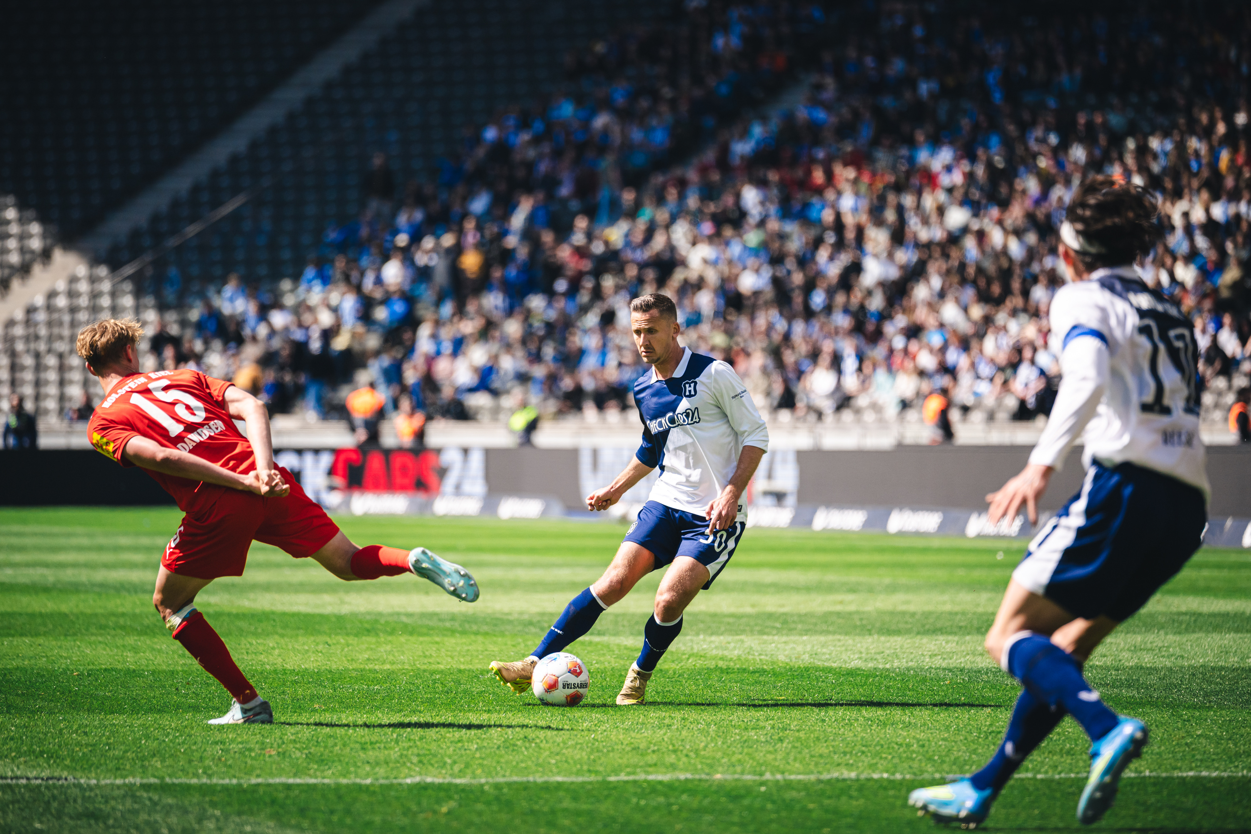 Paul Seguin spielt einen Pass.