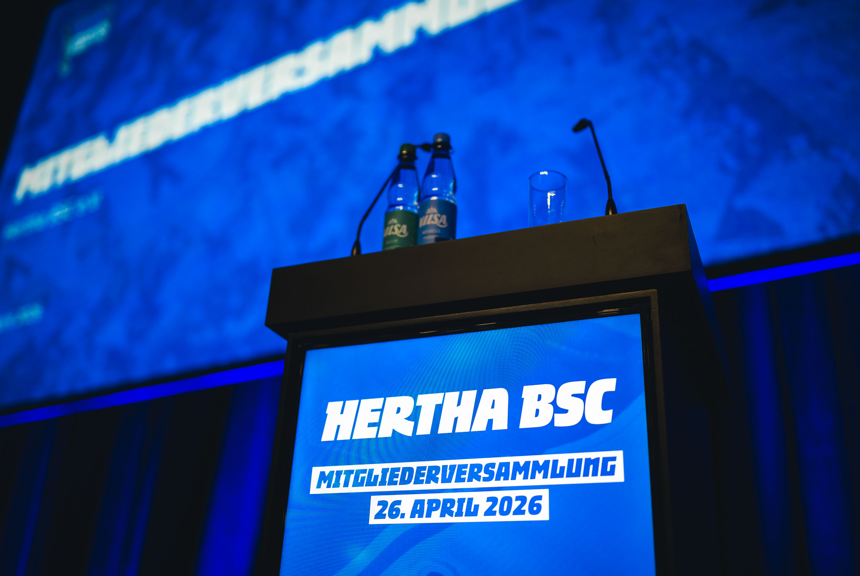 Ein Podium im noch leeren Saal in der Messe Berlin.