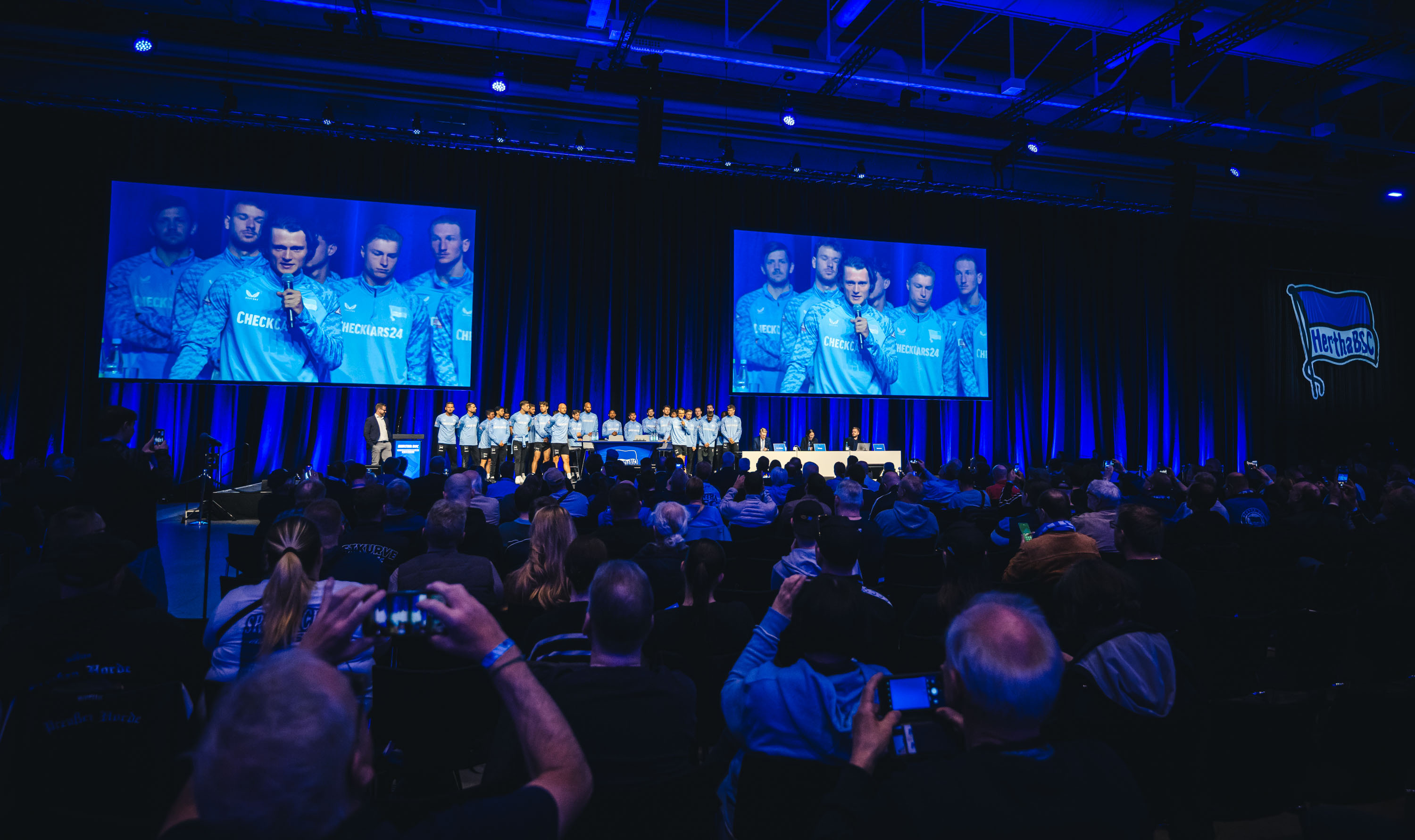 Die Mannschaft auf dem Podium in der Messe Berlin.