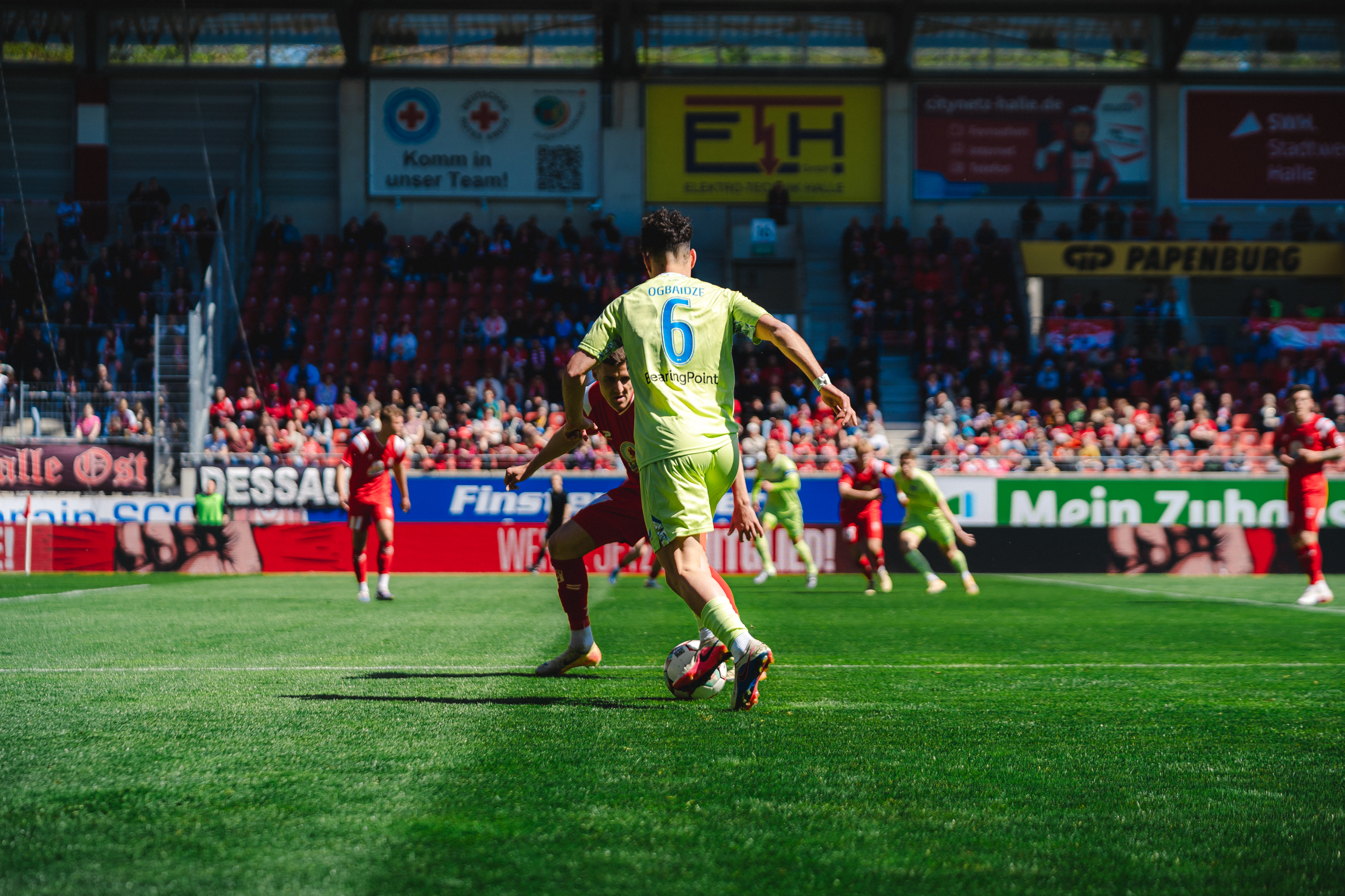 Shalva Ogbaidze dribbelt auf einen Gegenspieler zu.