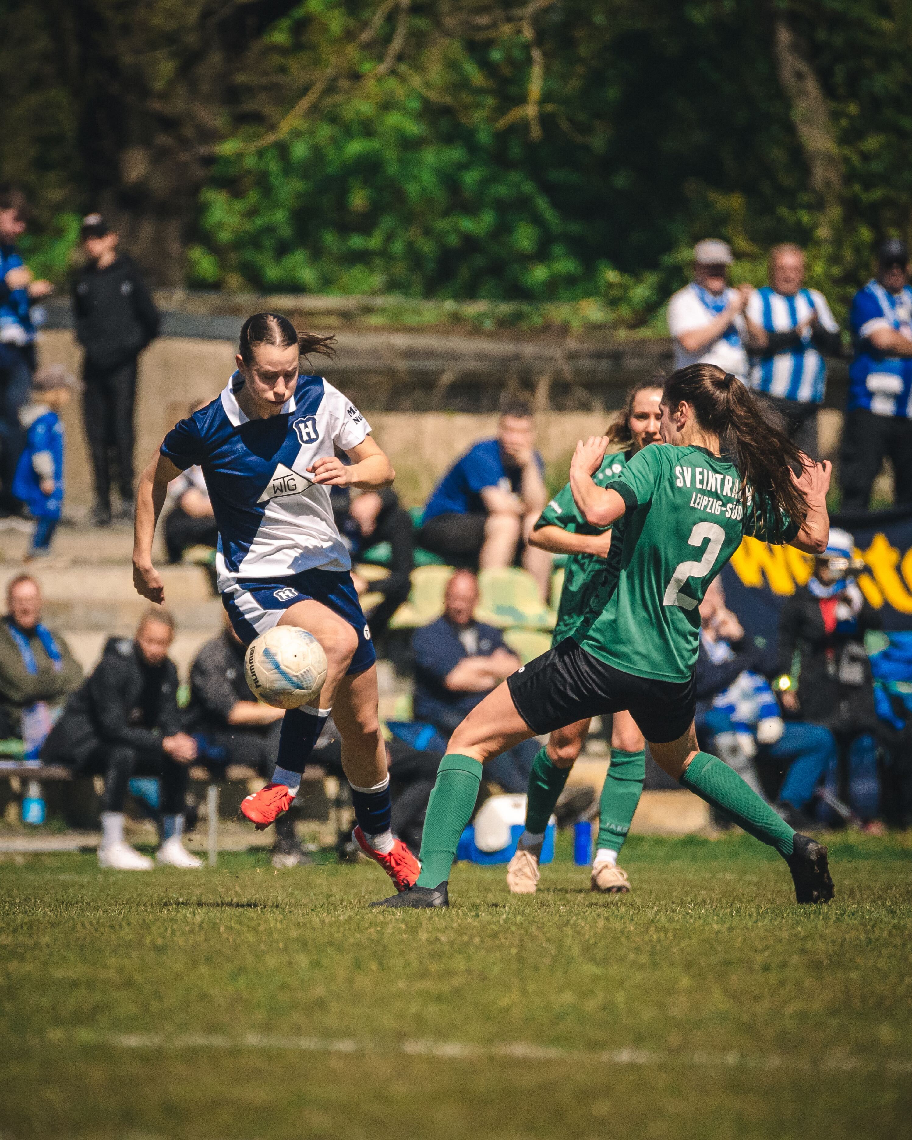 Nora Giannori im Zweikampf.