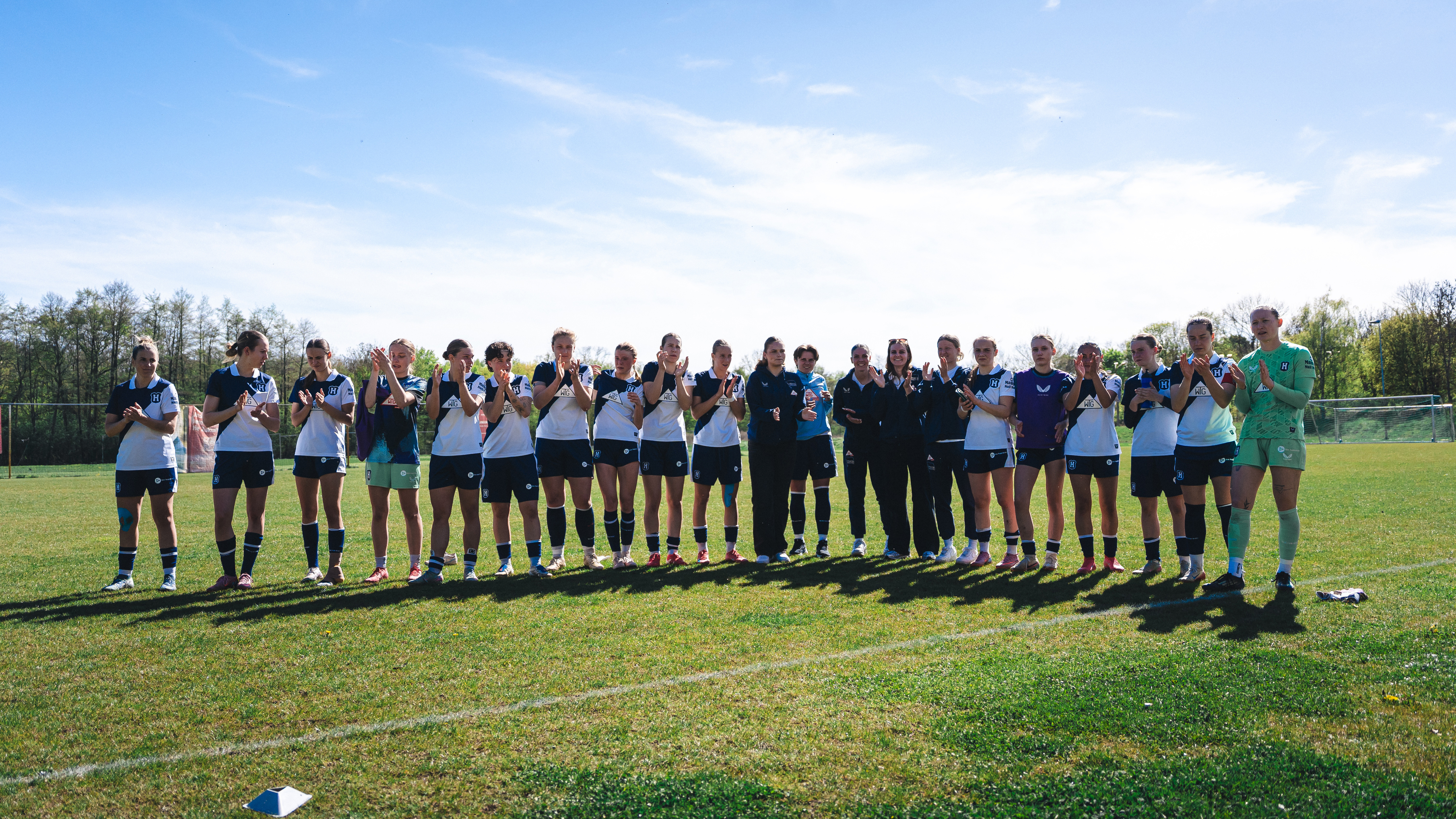 Unsere 1. Frauen bejubeln den Auswärtssieg in Leipzig.