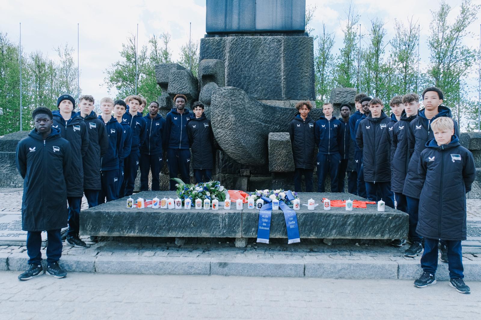 Gruppenfoto unserer U15 in Auschwitz.