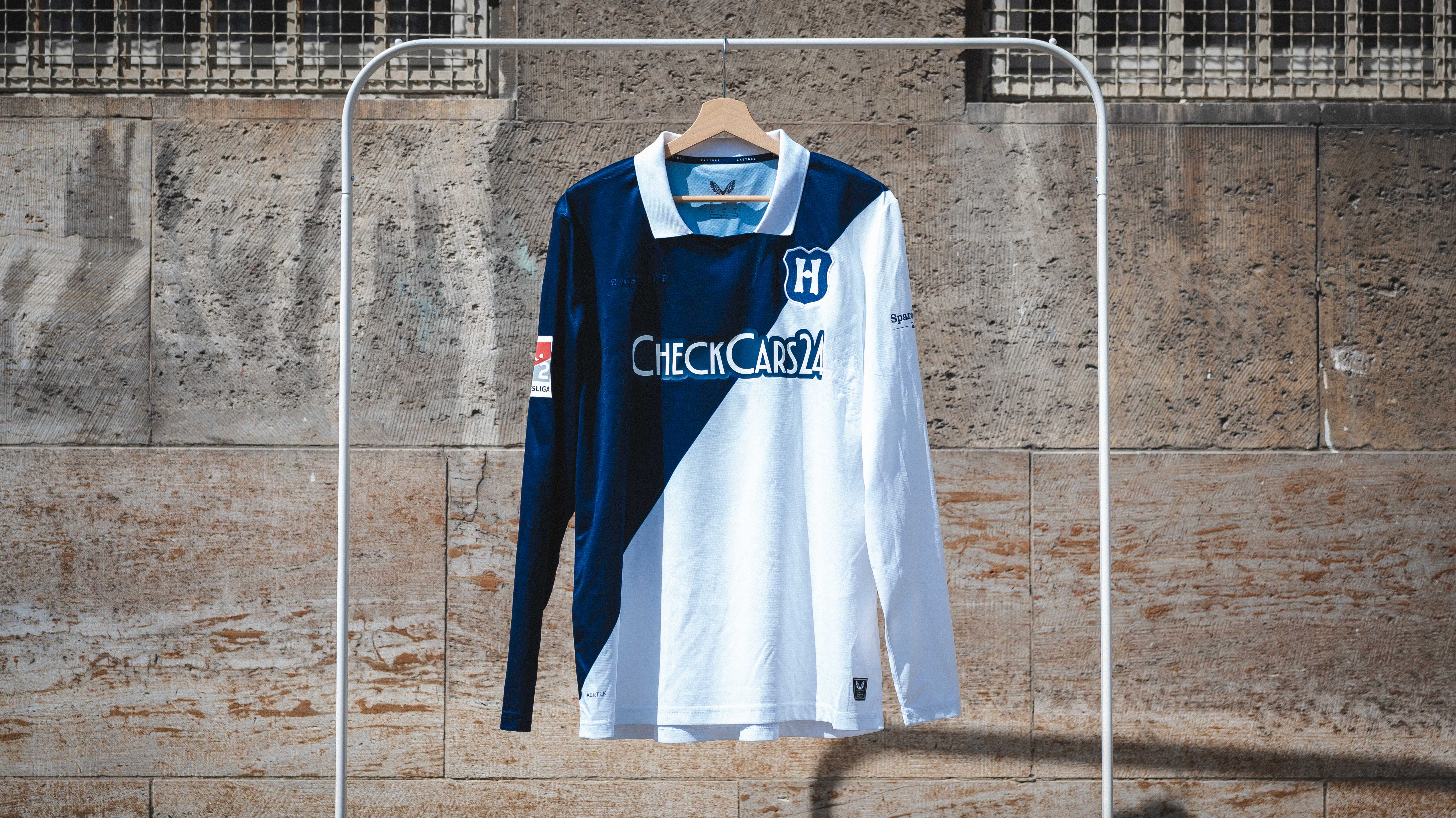 Ein Sondertrikot hängt an einer Stange.