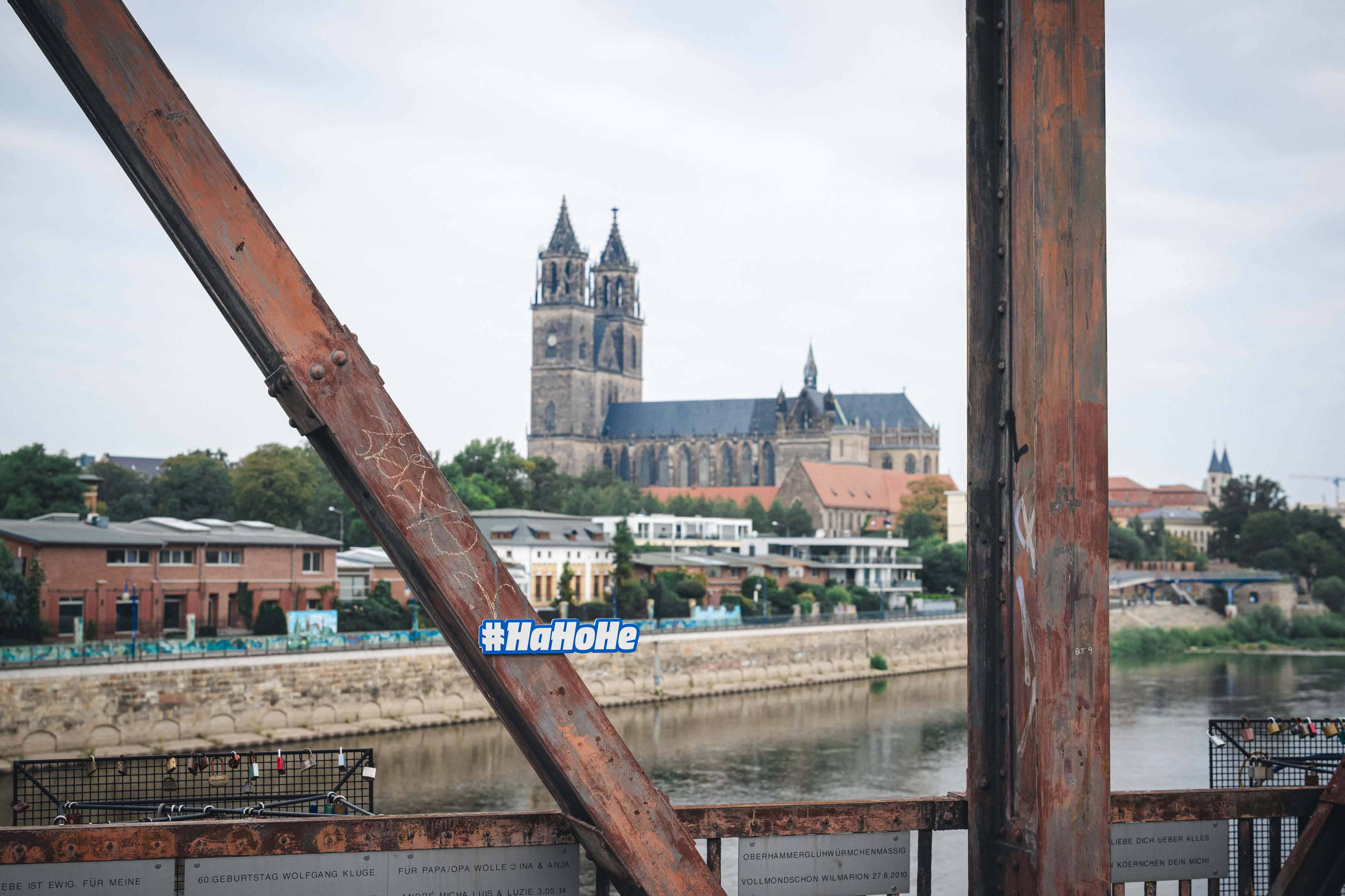 HaHoHe-Magnet mit dem St. Mauritius Dom im Hintergrund.