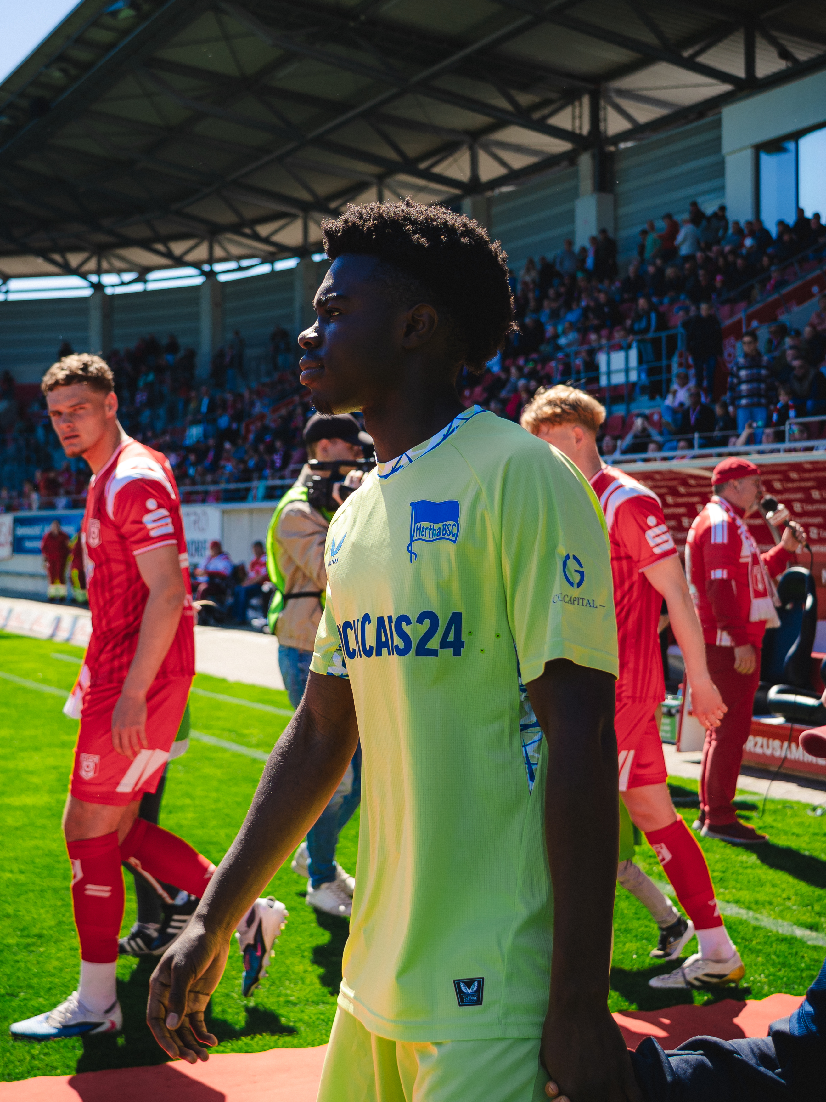 Boris Mamuzah Lum läuft ins Stadion ein.