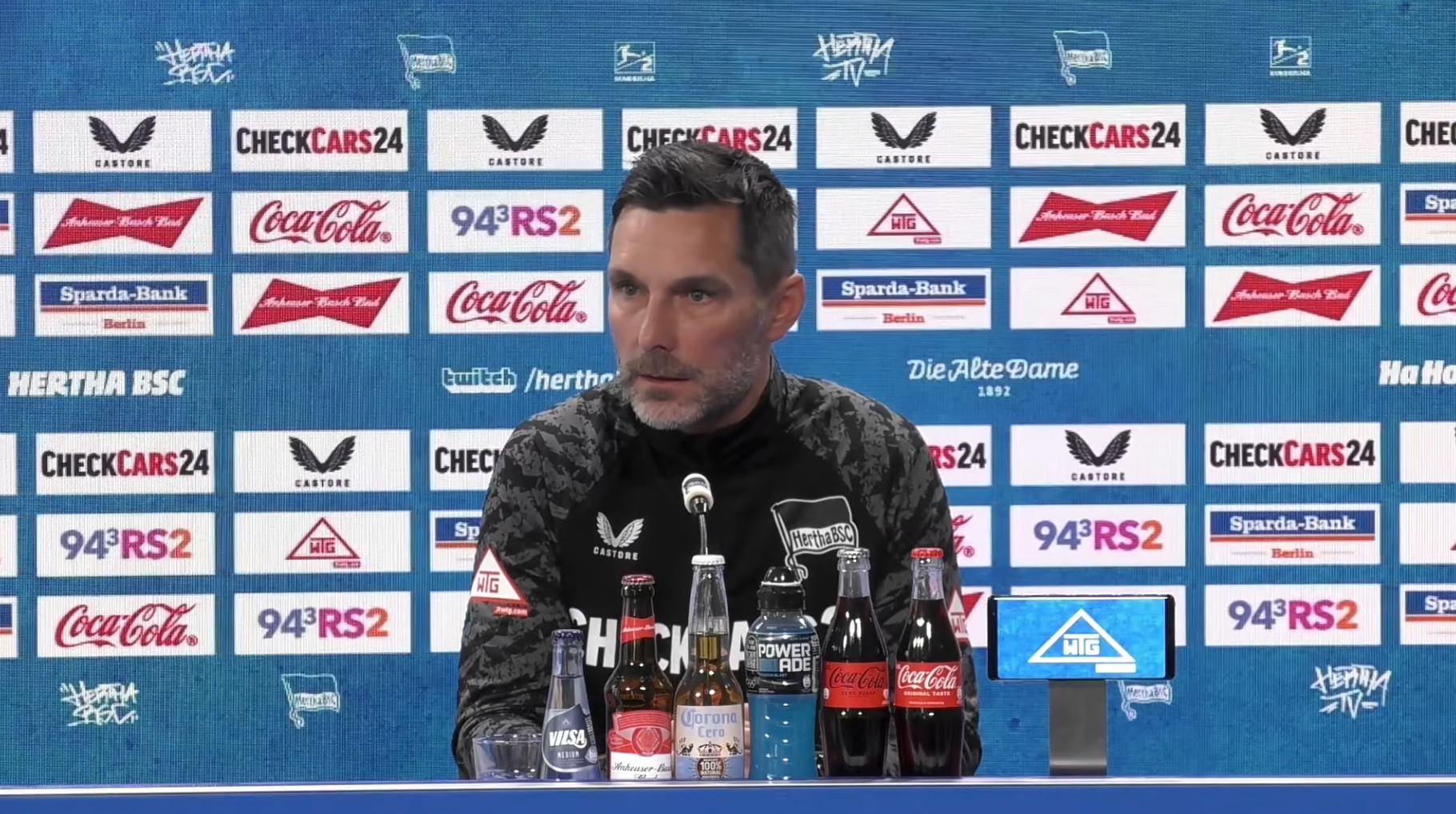 Stefan Leitl sitzt auf dem Podium.