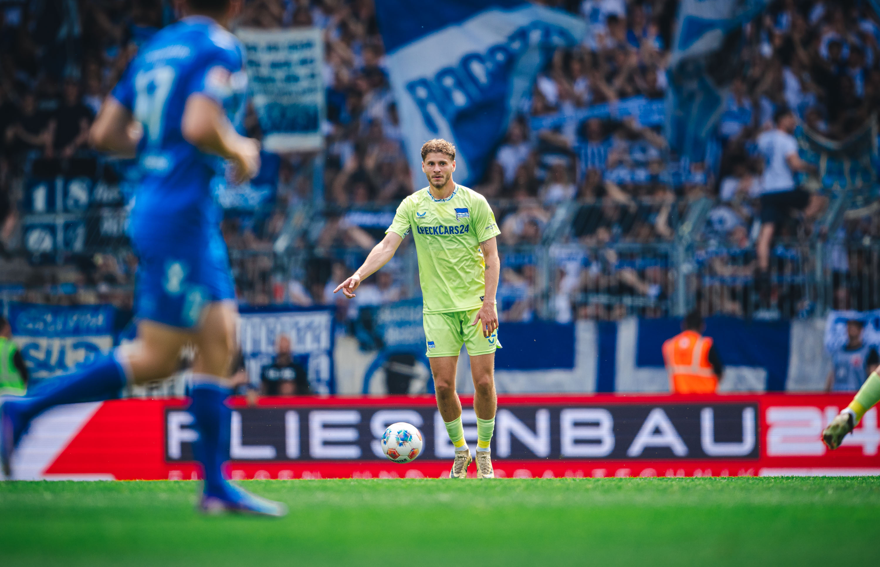 Márton Dárdai mit dem Ball.