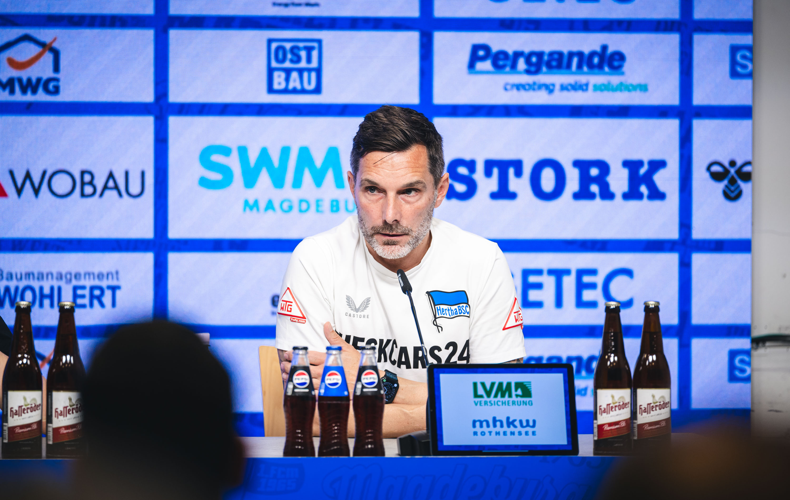 Stefan Leitl bei der Pressekonferenz im Magdeburg.