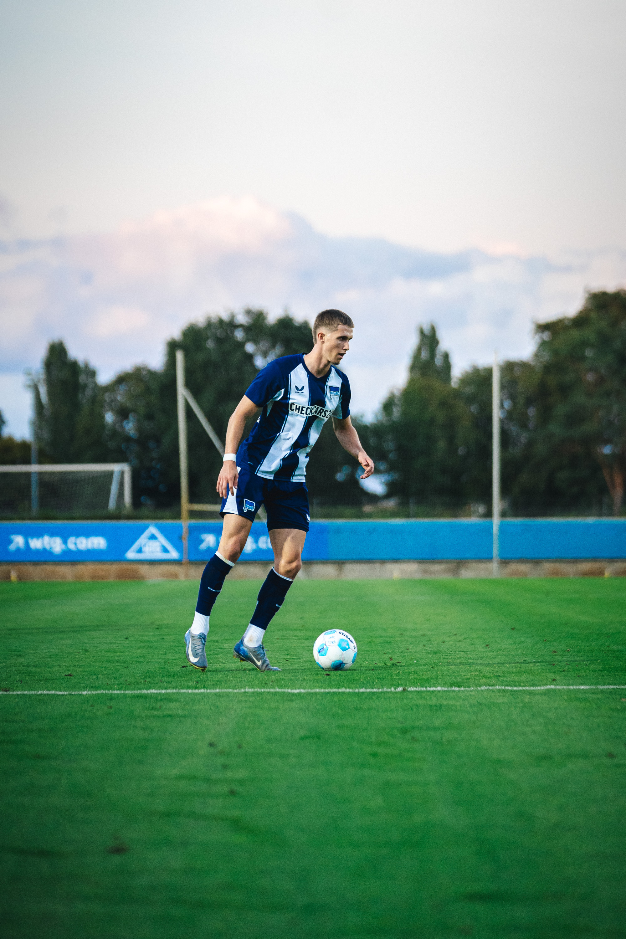 Oliver Rölke mit dem Ball am Fuß.