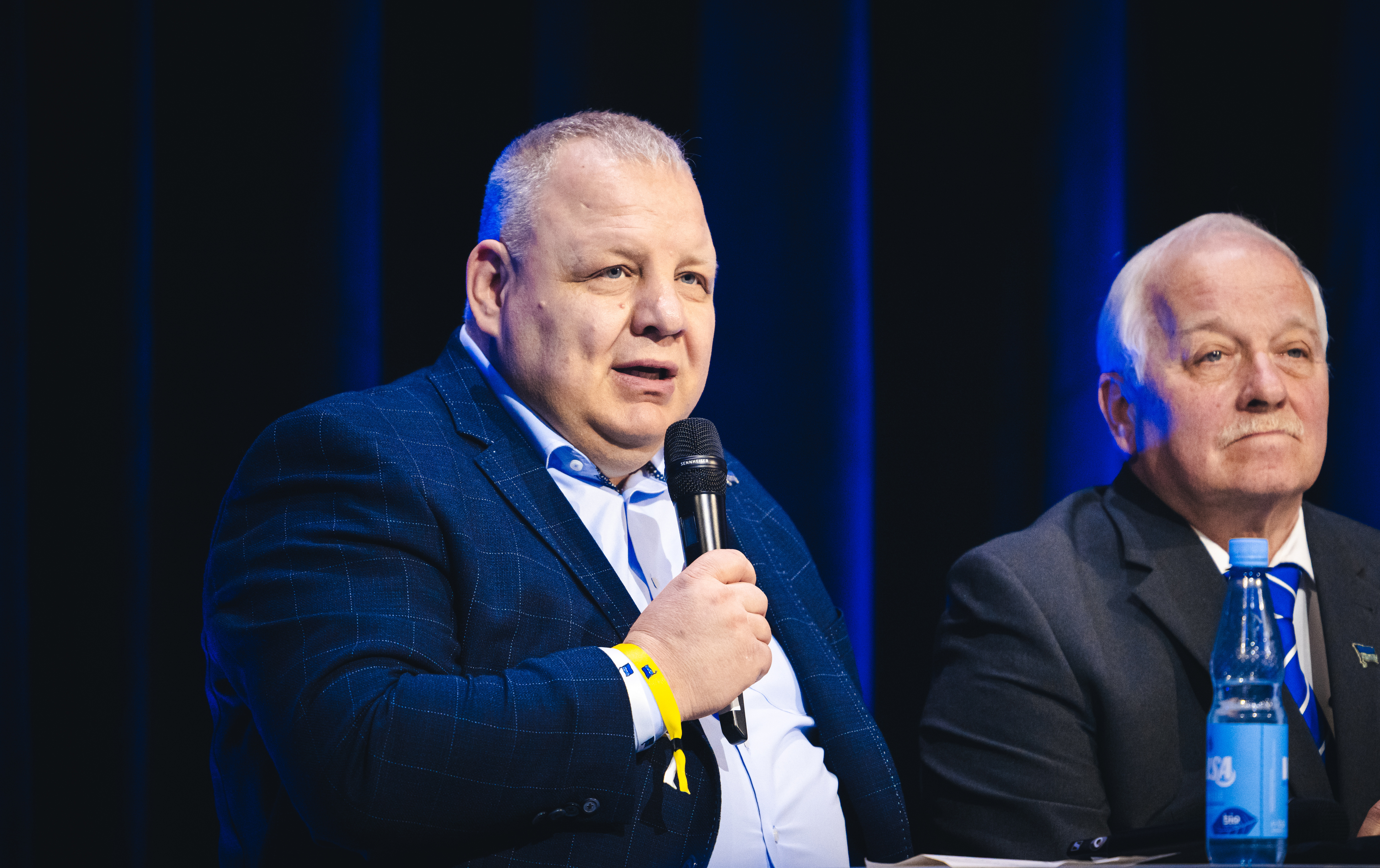 Hagen Doering redet bei der Mitgliederversammlung.