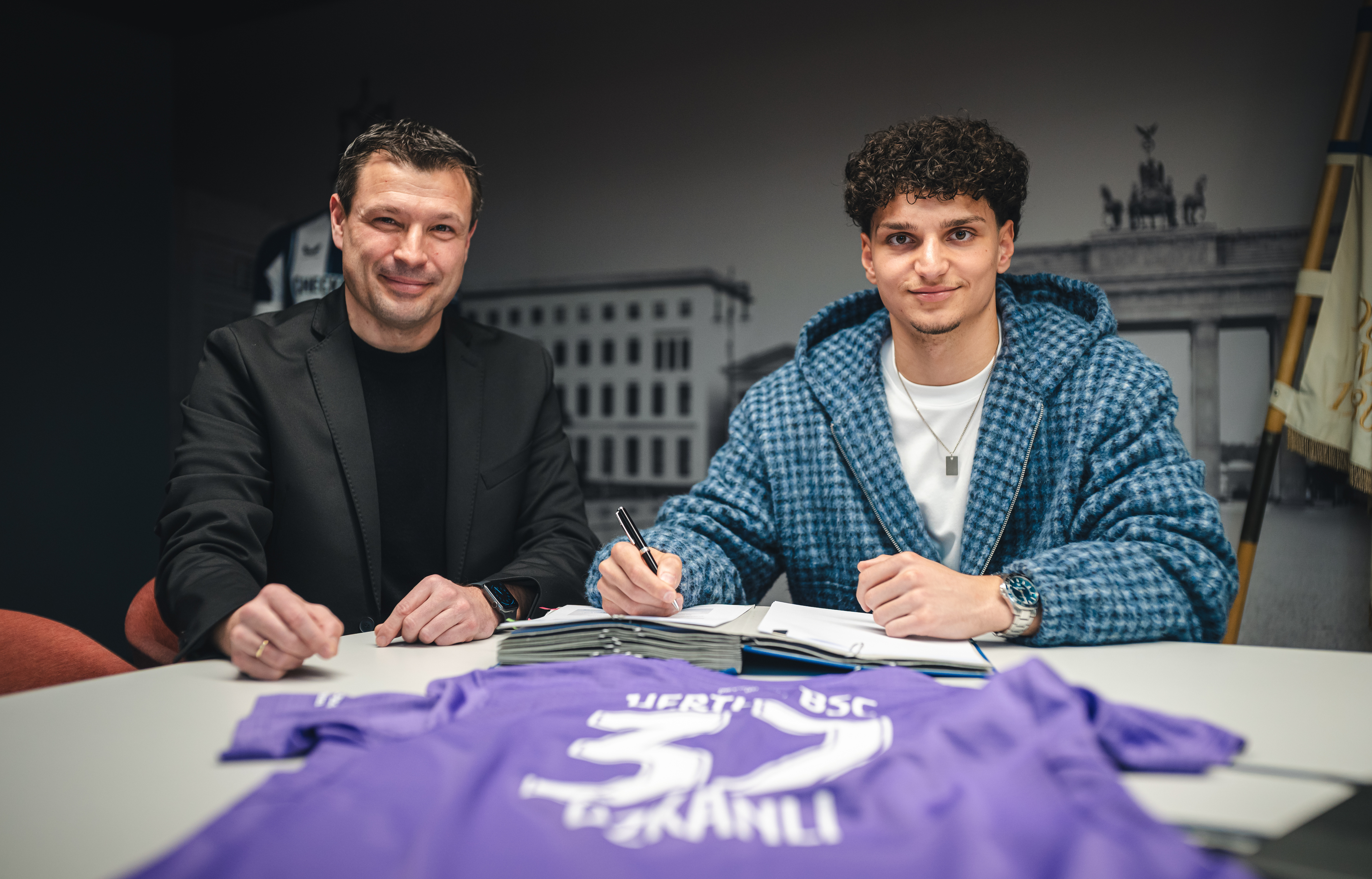 Burak Özkanlı unterschreibt seinen Profivertrag.
