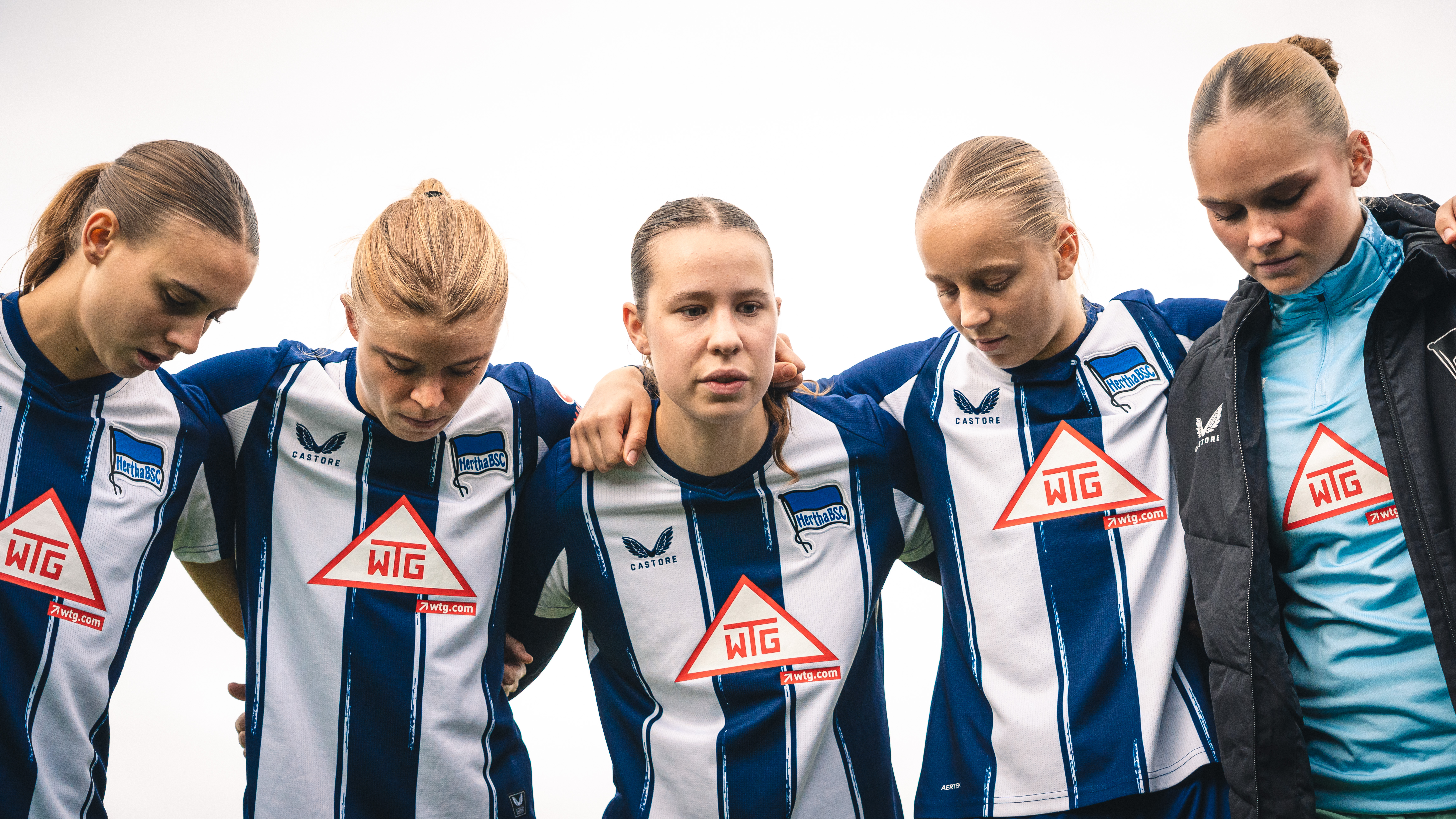 Aurelia Haesler im Kreis ihrer Mitspielerinnen.