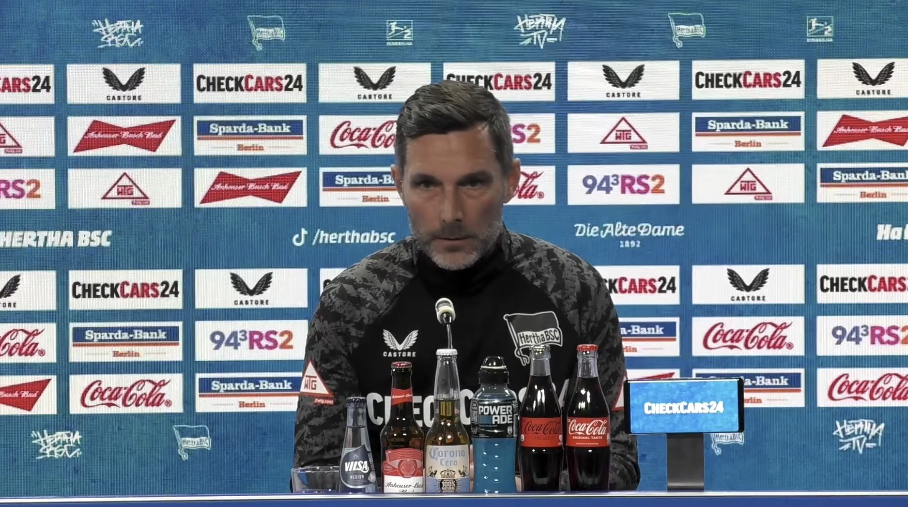 Stefan Leitl sitzt auf dem Podium.