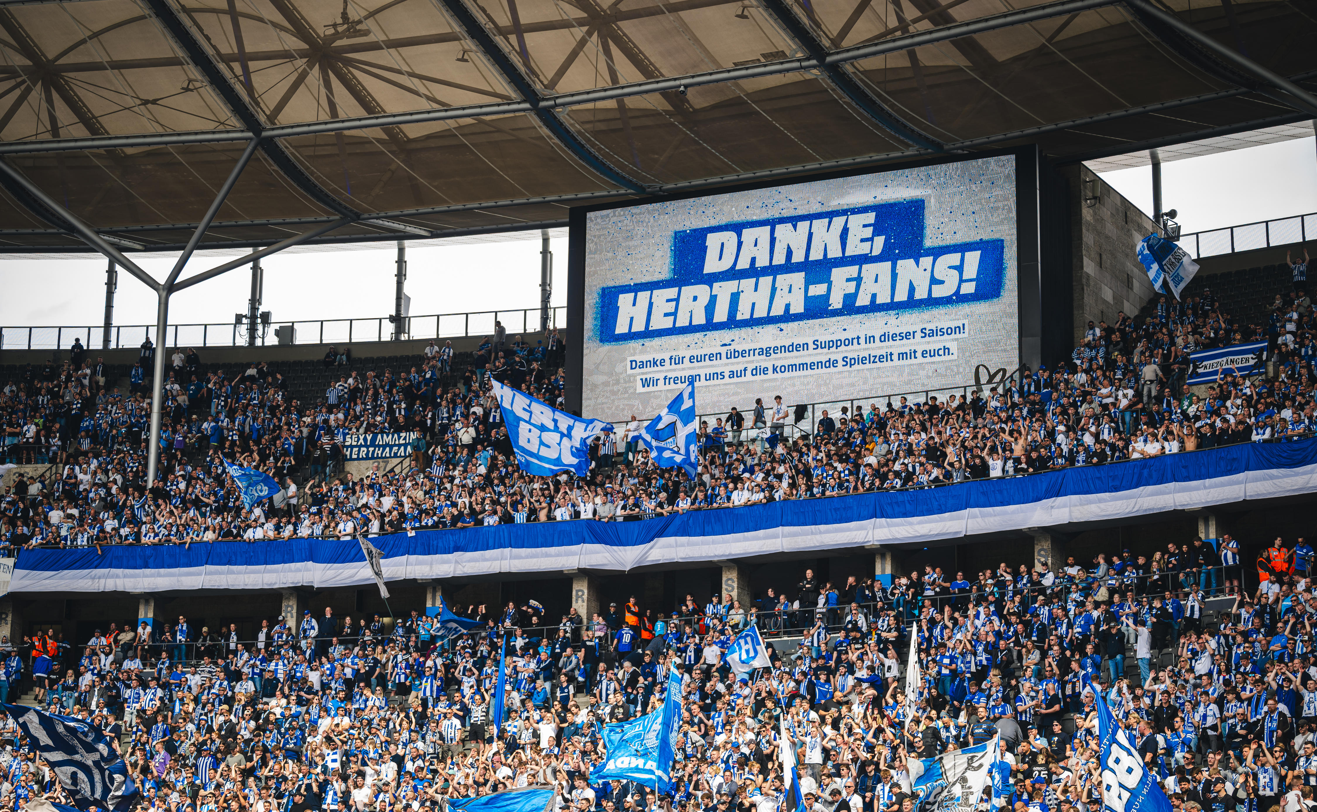 Die Ostkurve im Olympiastadion.