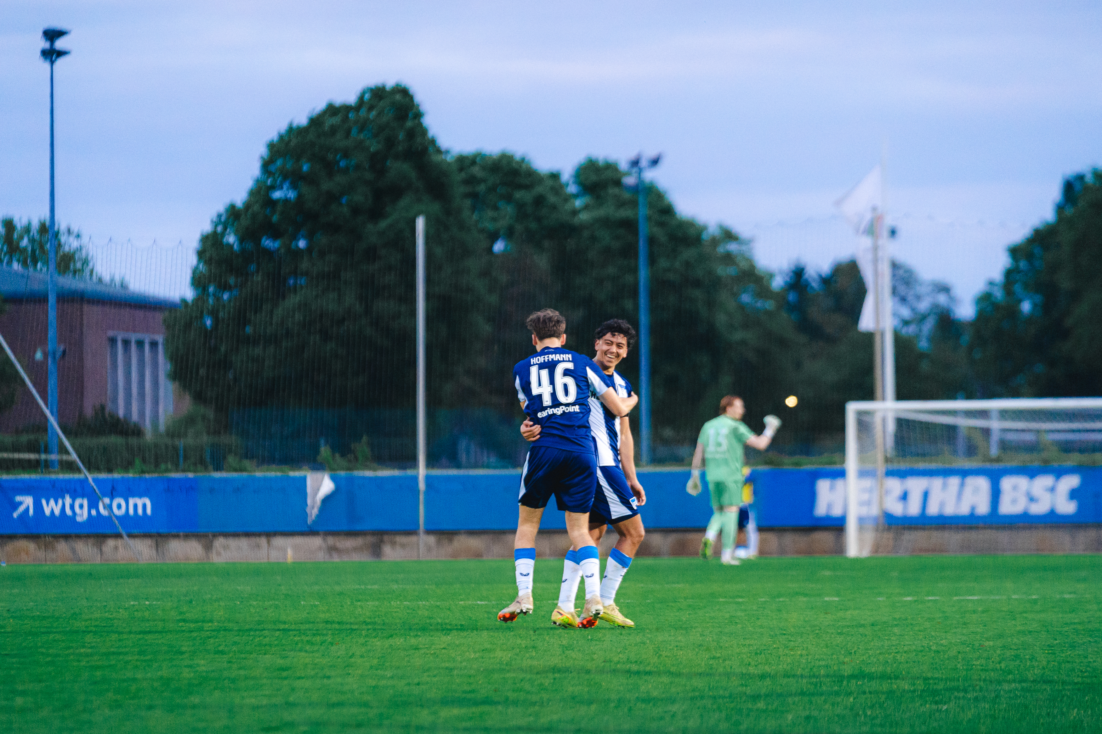 Tim Hoffmann und Eliyas Strassner jubeln zusammen.