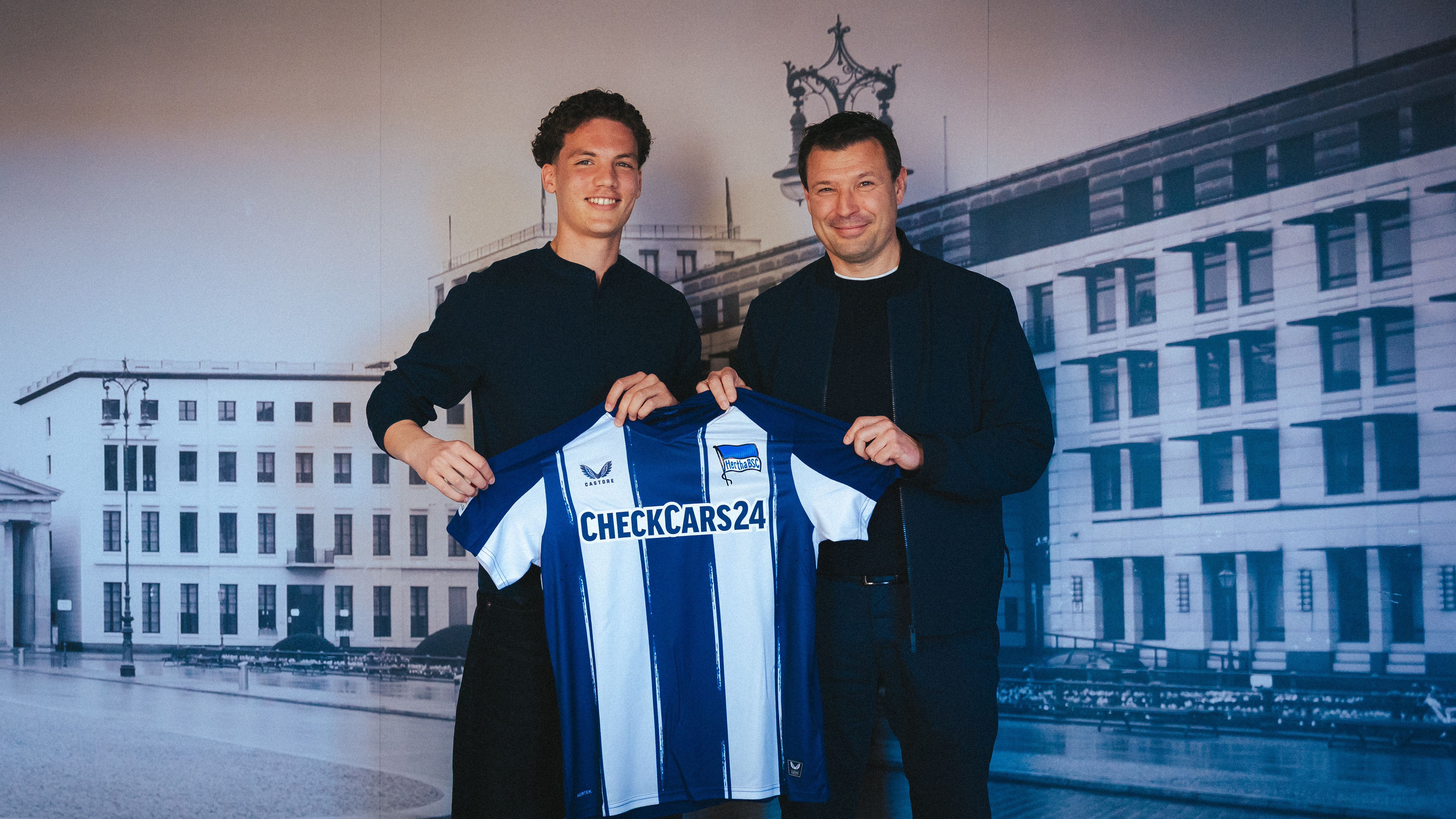 Soufian Gouram und Benjamin Weber präsentieren lächelnd ein Hertha-Trikot.