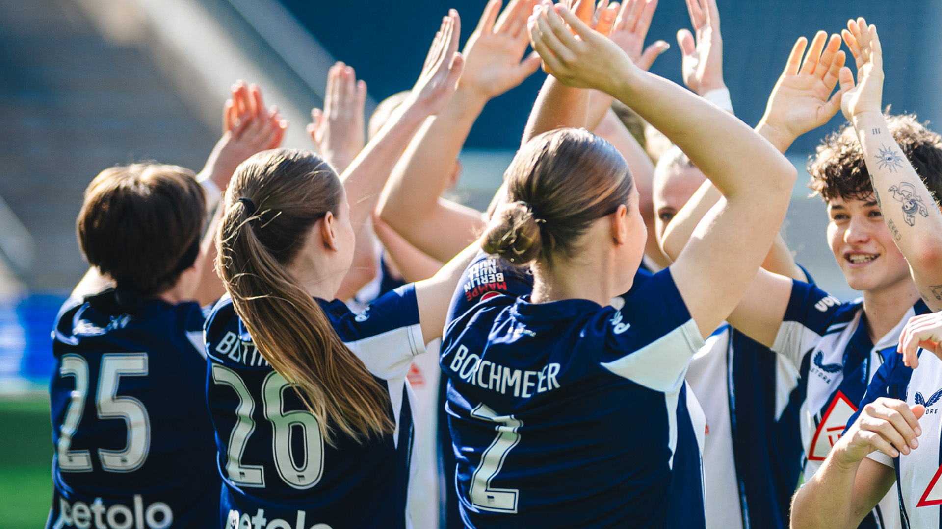 Unsere 1. Frauen klatschen ab.