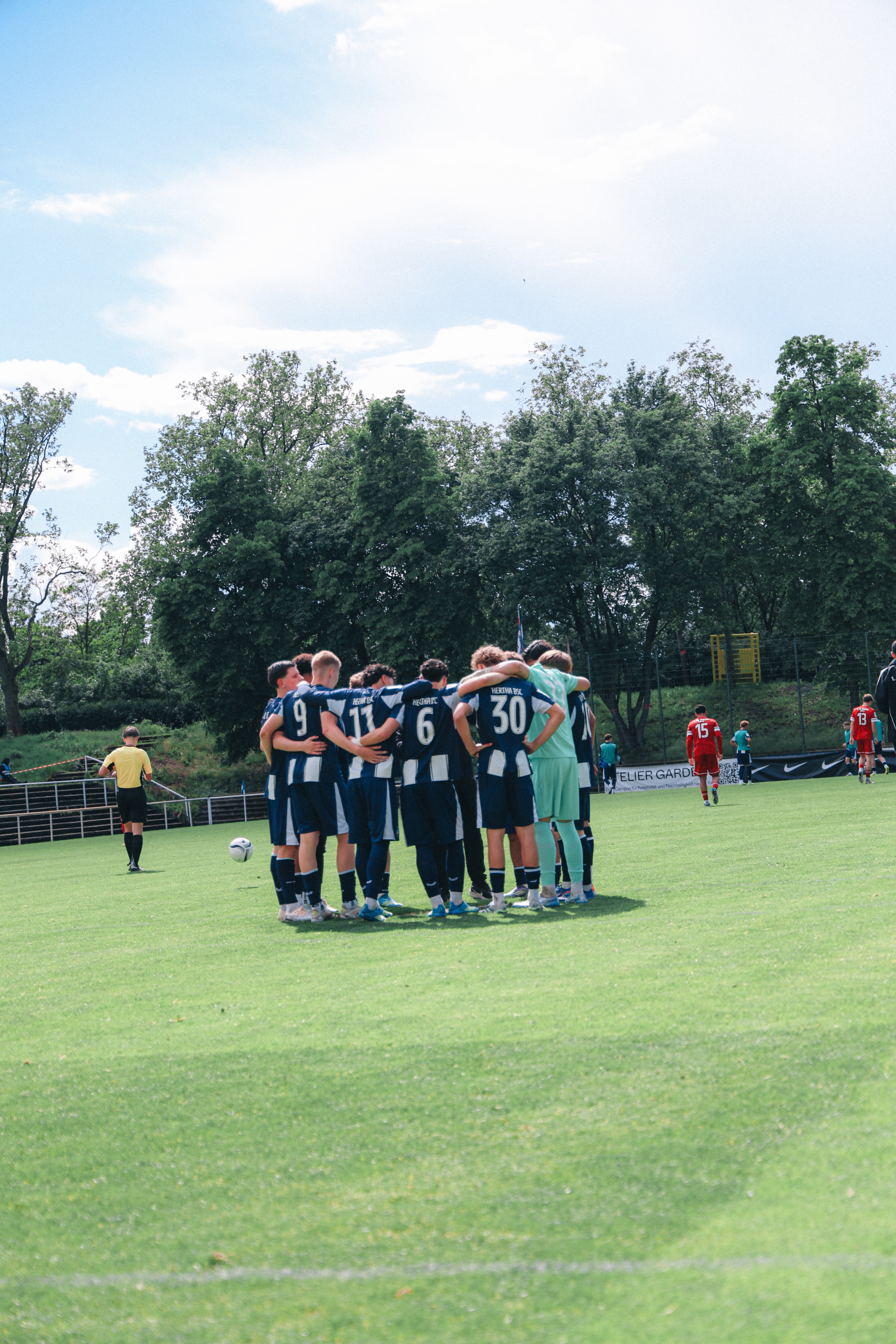 Unsere U17 formiert sich zum Teamkreis.