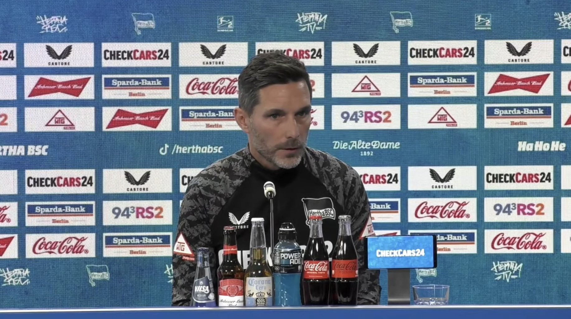 Stefan Leitl sitzt auf dem Podium.