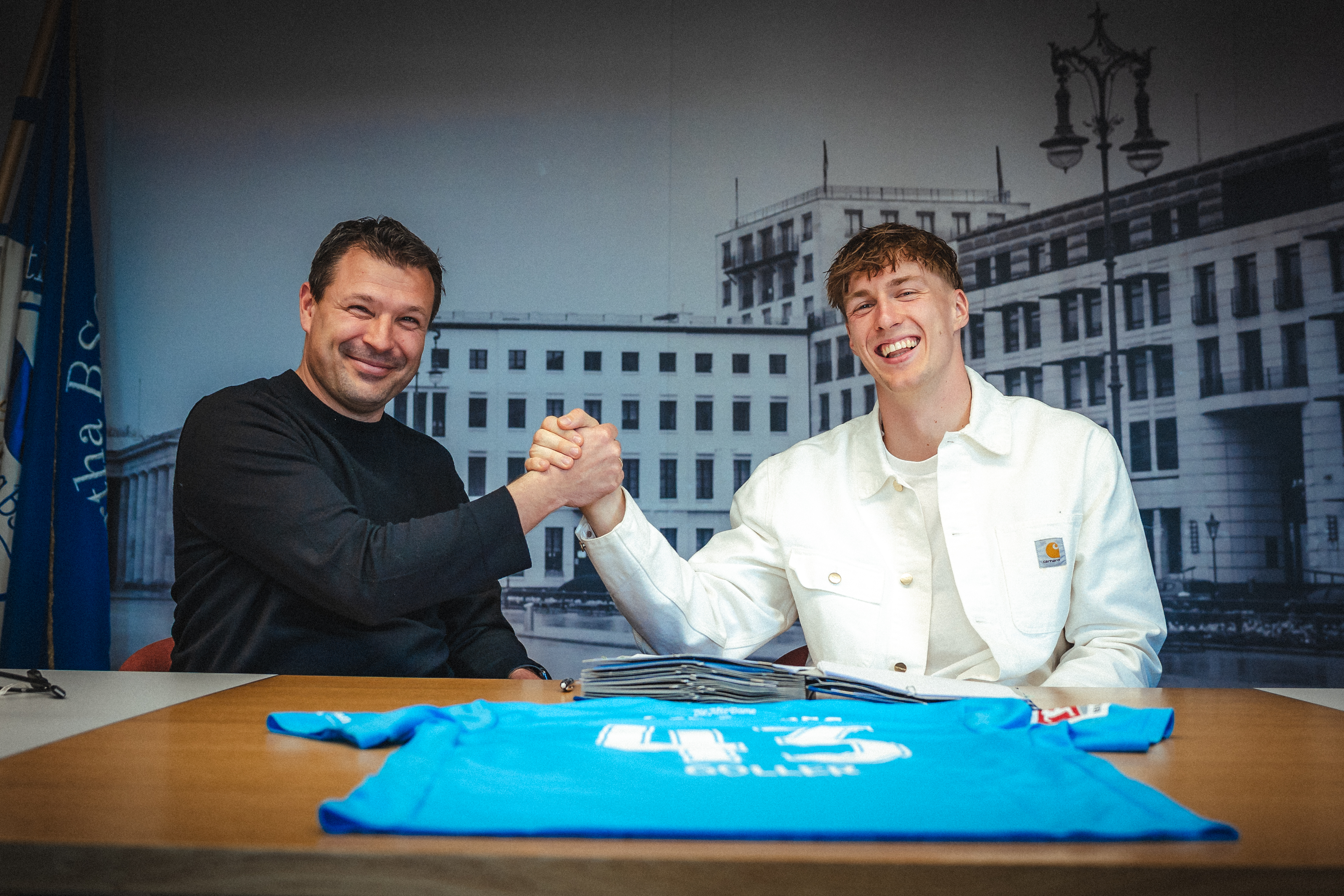 Benjamin Weber und Tim Goller schlagen ein.