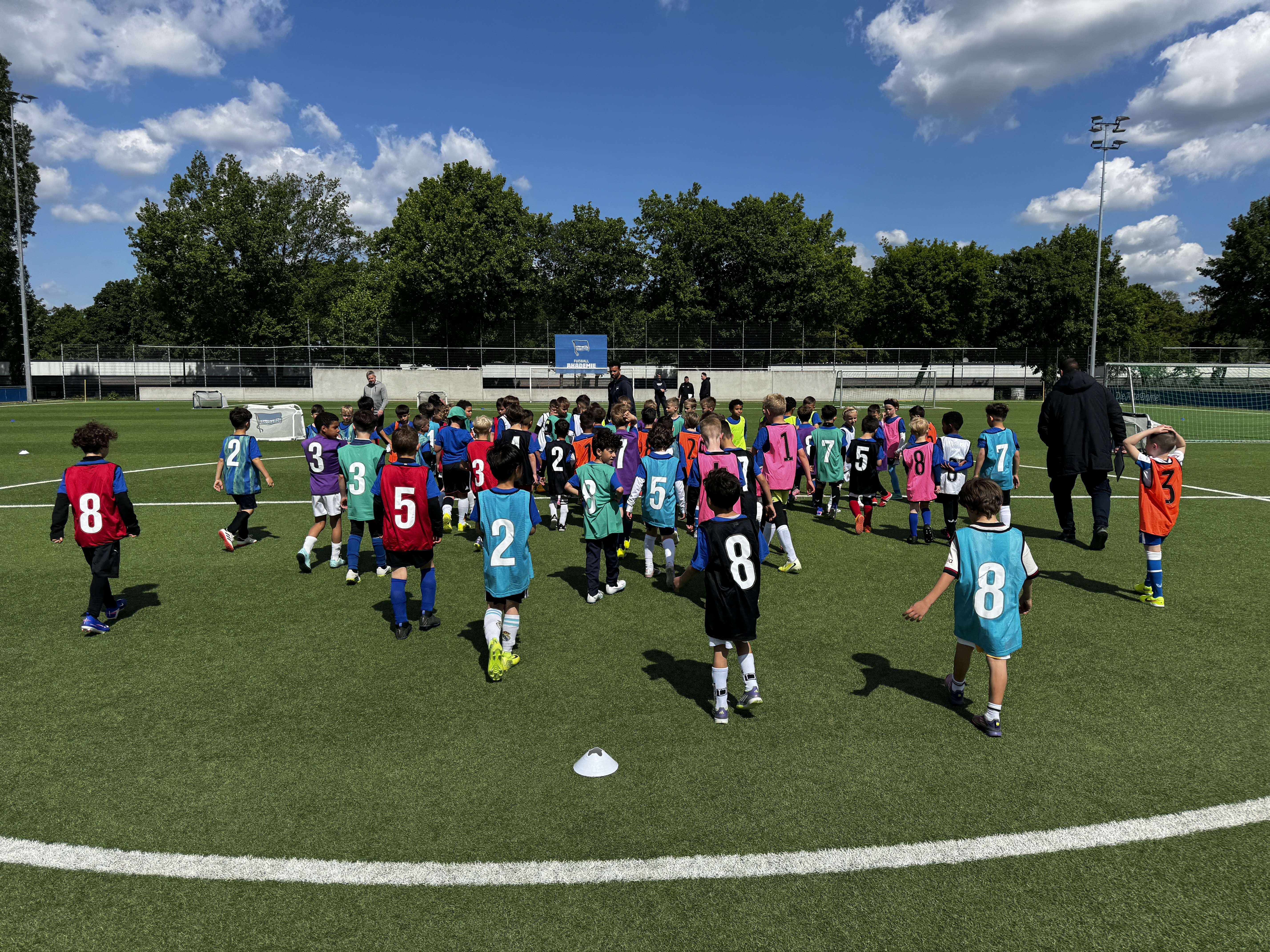 Die Teilnehmer des TalentsDay auf dem Rasen.