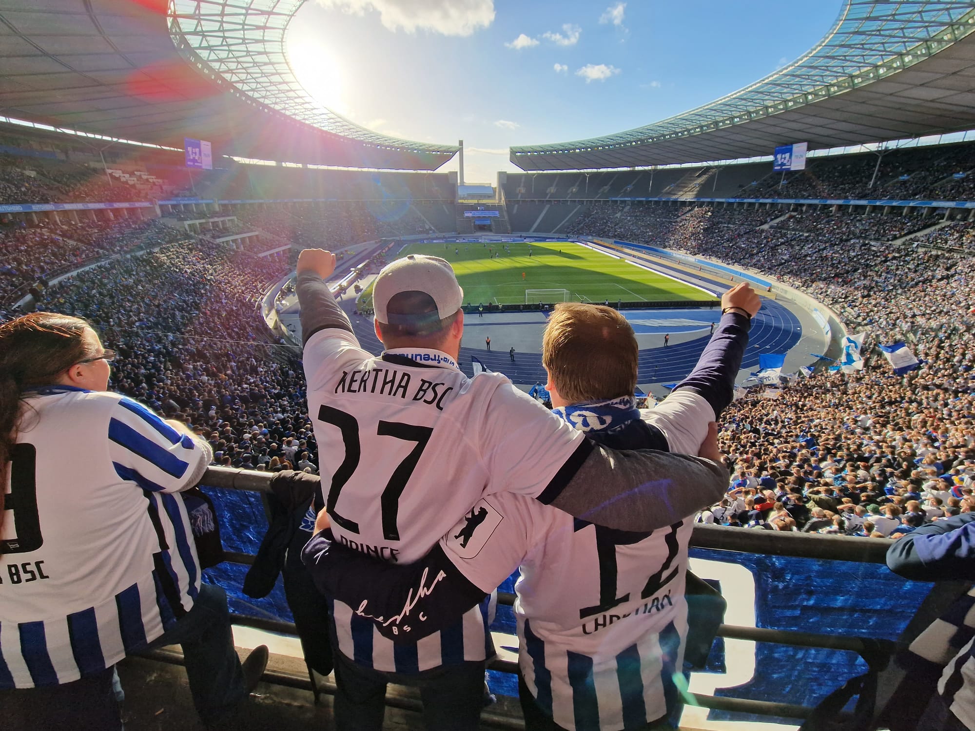 Yves Neitzl steht mit einem Freund in der Ostkurve.