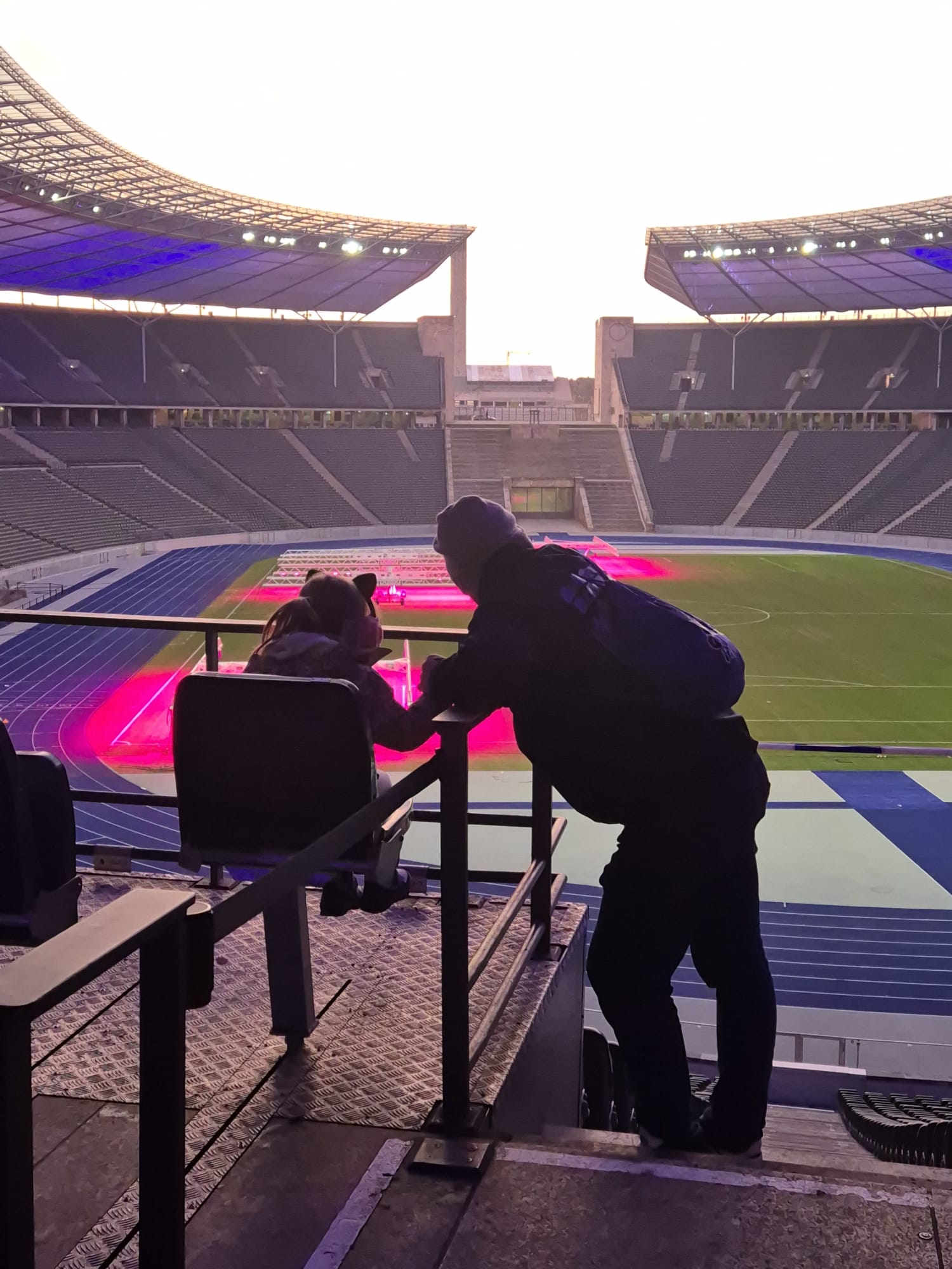 Yves Neitzel mit seiner Tochter im Olympiastadion.