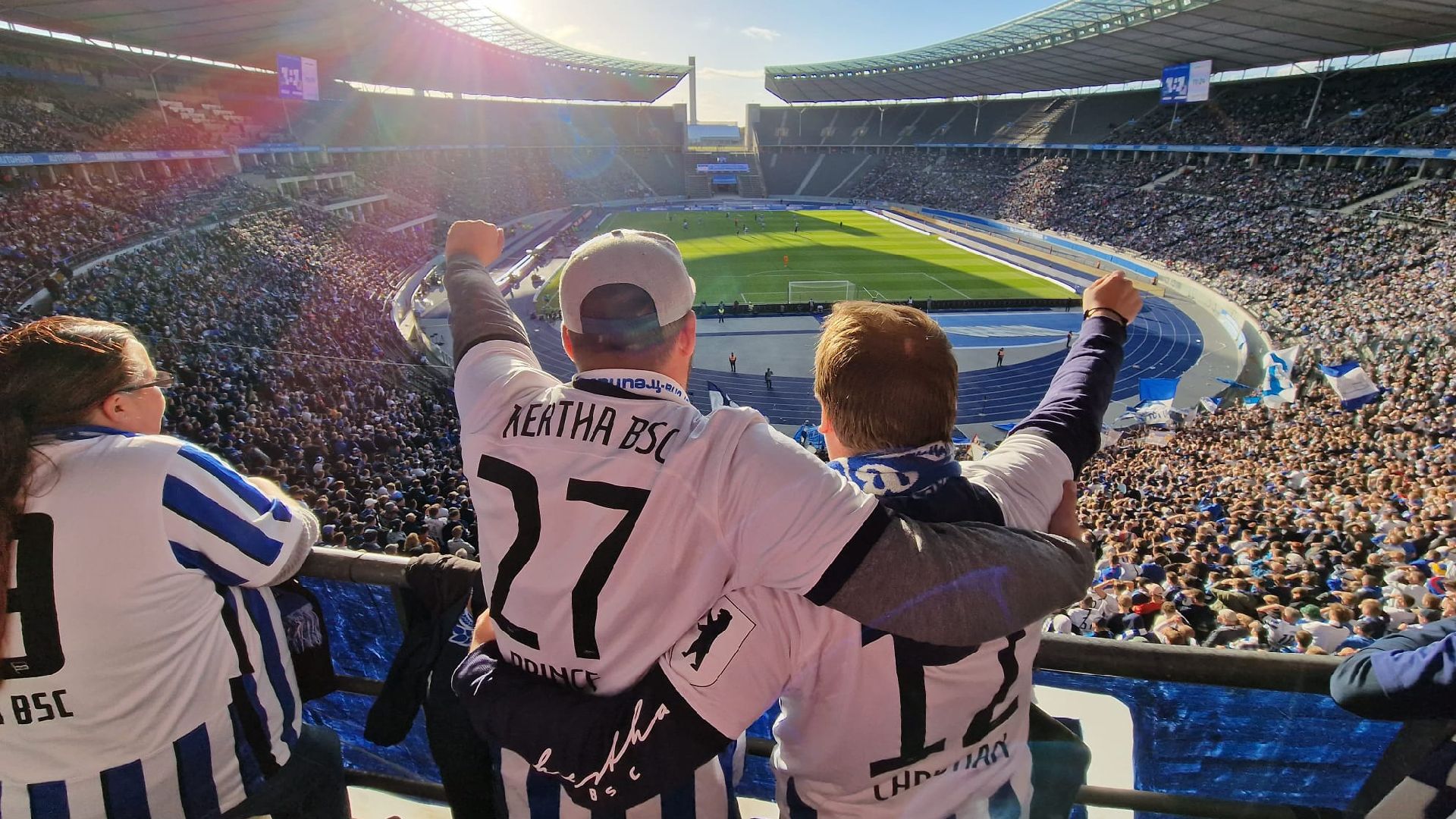 Yves Neitzl steht mit einem Freund in der Ostkurve.