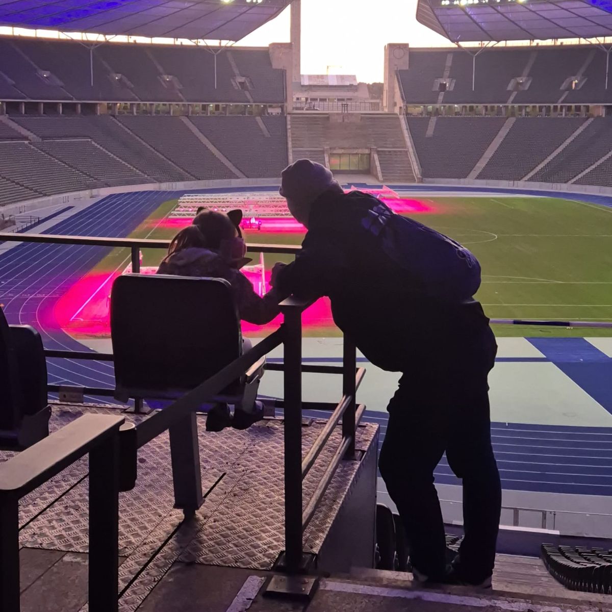 Yves Neitzel mit seiner Tochter im Olympiastadion.