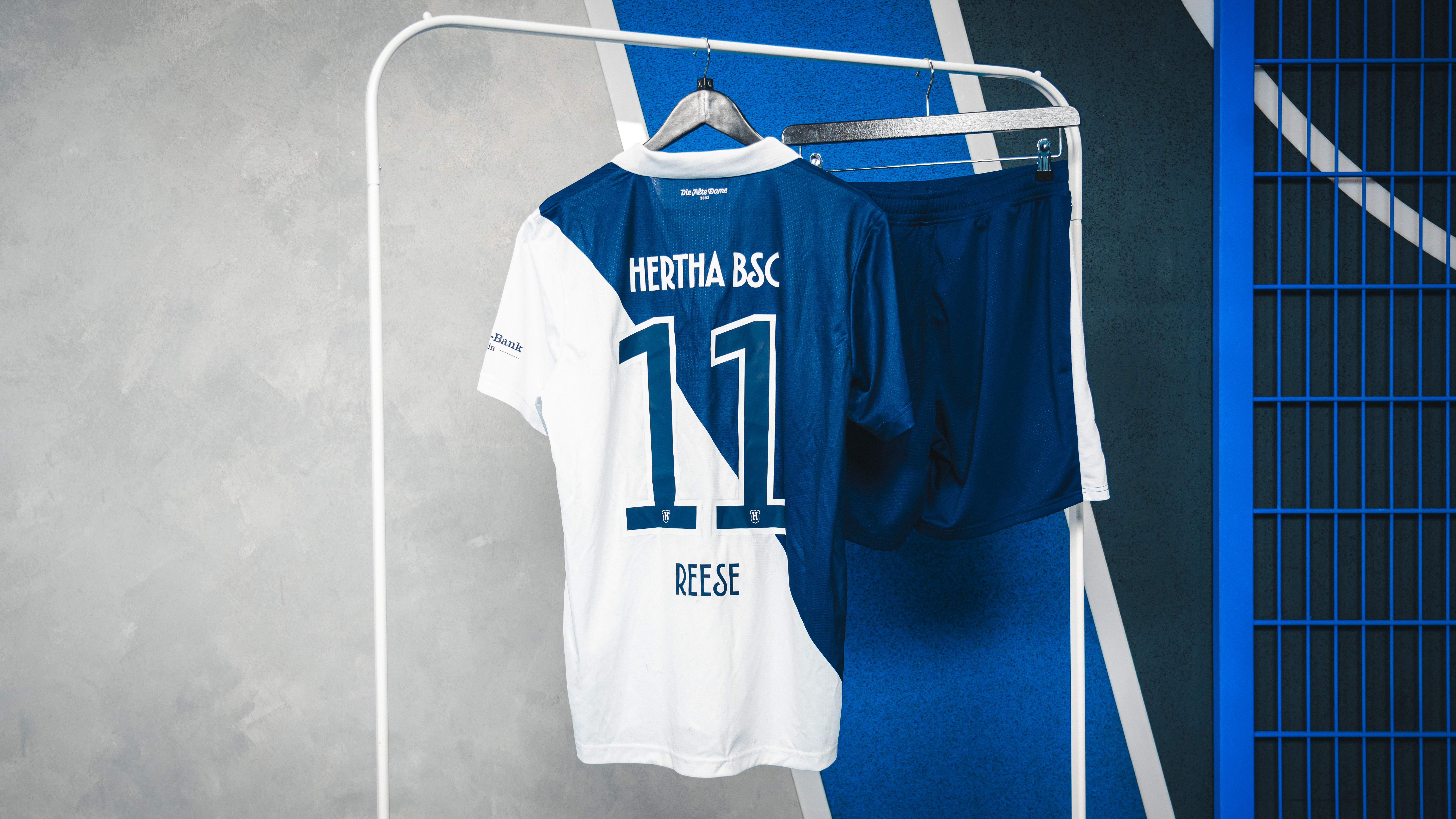Ein Sondertrikot hängt an einer Kleiderstange.