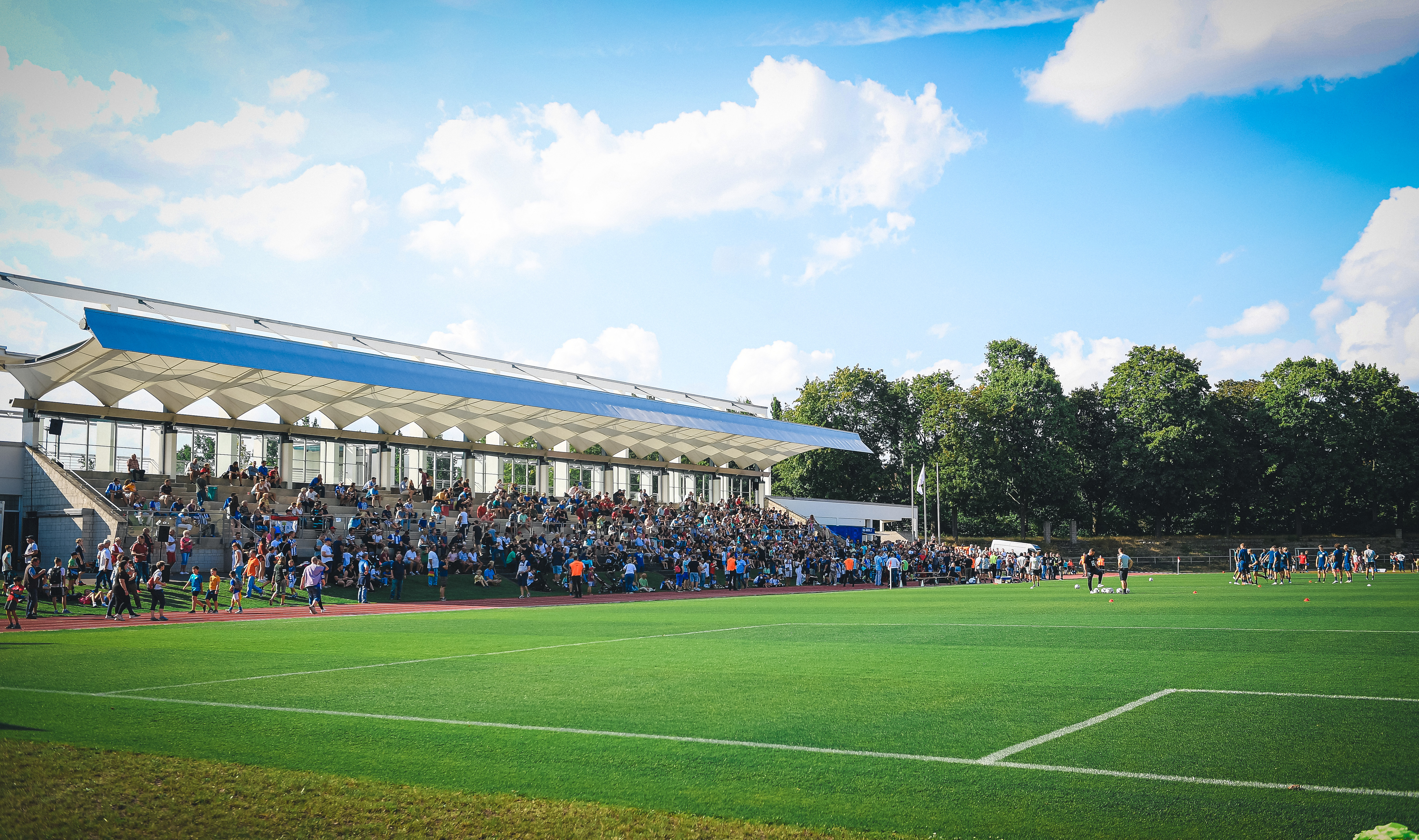Tribühne im Stadion im Volkspark Mariendorf.