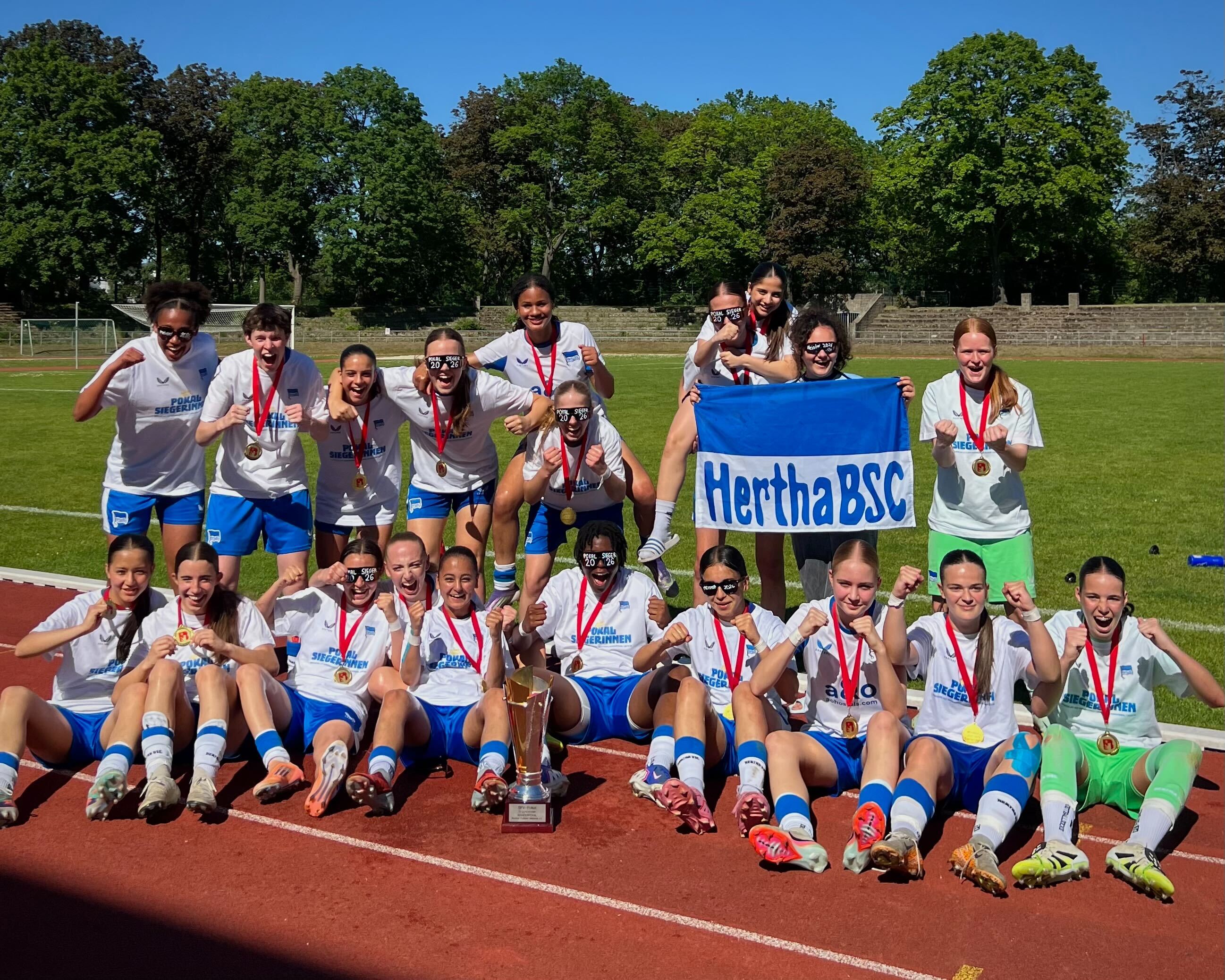 Unsere U17-Juniorinnen nach dem Erfolg im Pokalfinale.