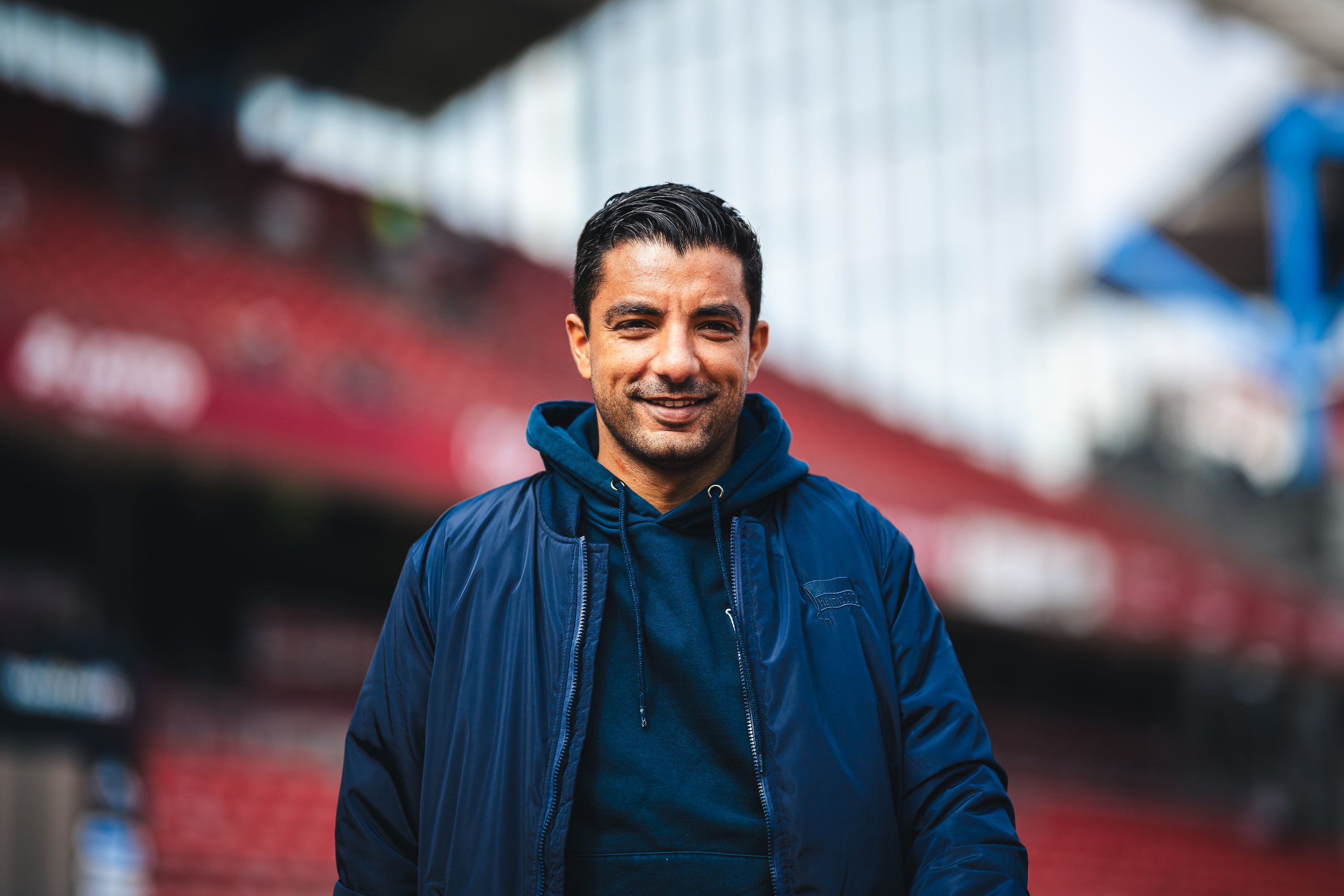 Sami Allagui steht vor einer Tribühne.