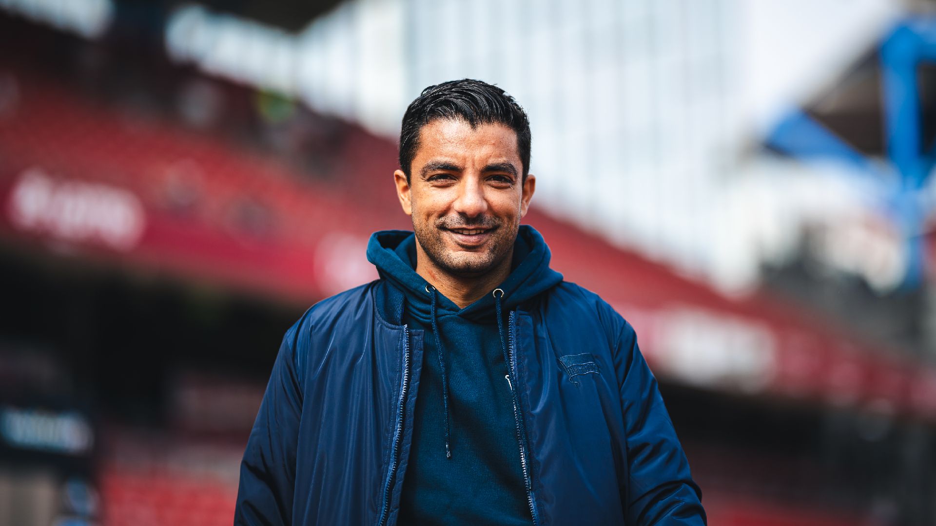 Sami Allagui steht vor einer Tribühne.